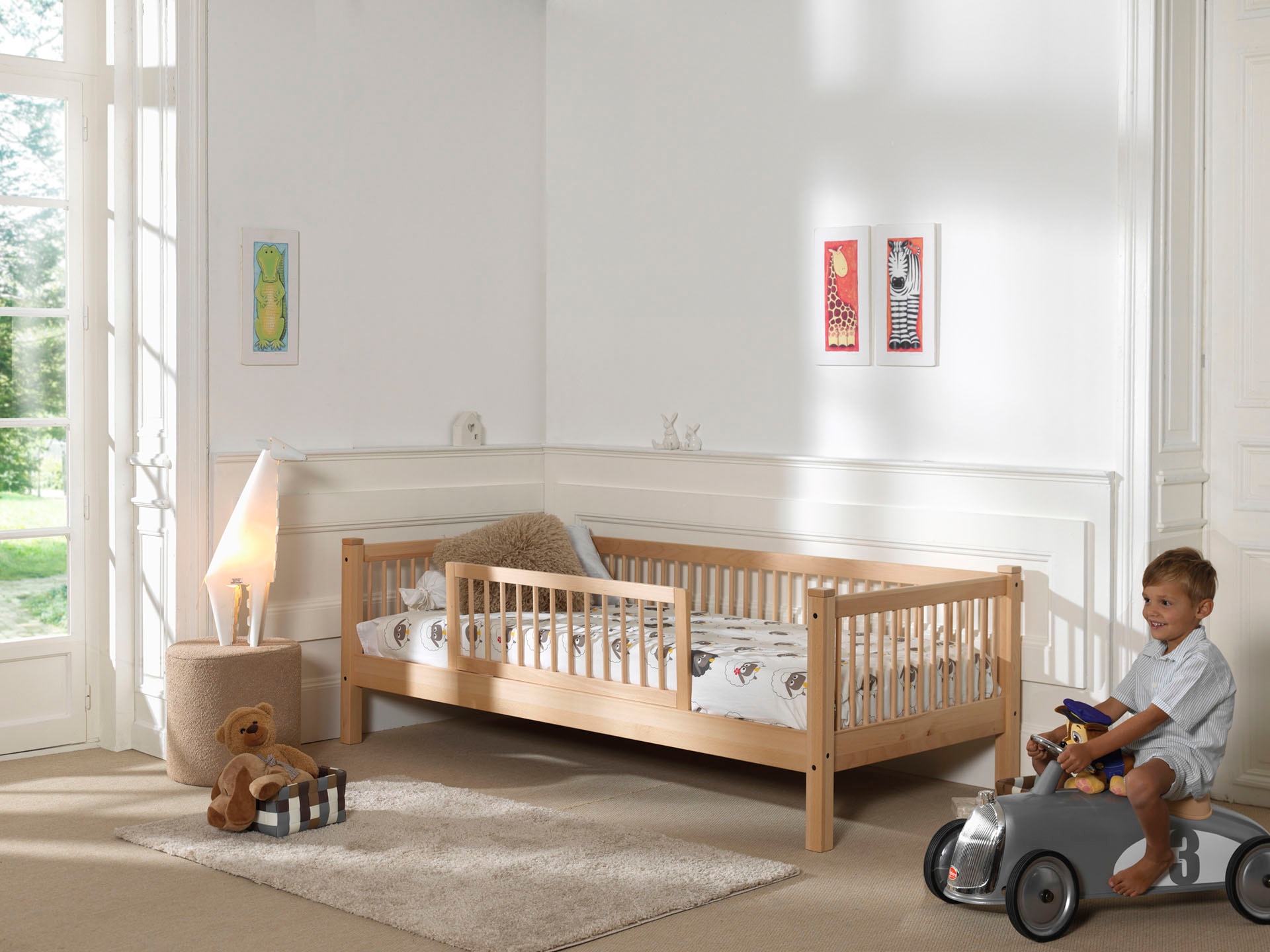 Vipack Daybett »Liegefläche 90 x 200 cm, inkl. Sprossenumrandung, zeitloses Design« Buche massiv, sehr stabil und standfest gebaut, inkl. Rolllattenrost,  zusätzlich inkl. Rausfallschutz vorne