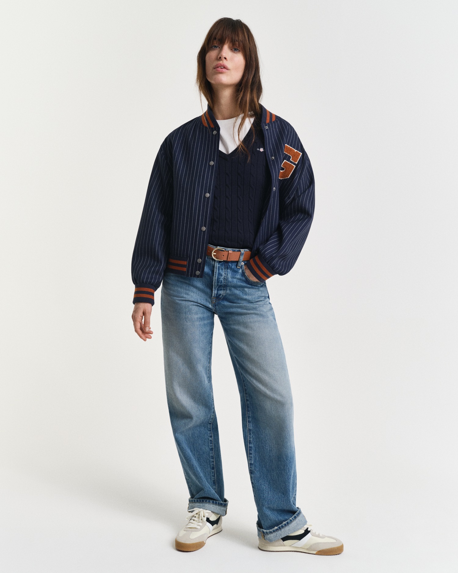 Gant Strickpullover »STRETCH COTTON CABLE V-NECK« mit Logostickerei auf der Brust