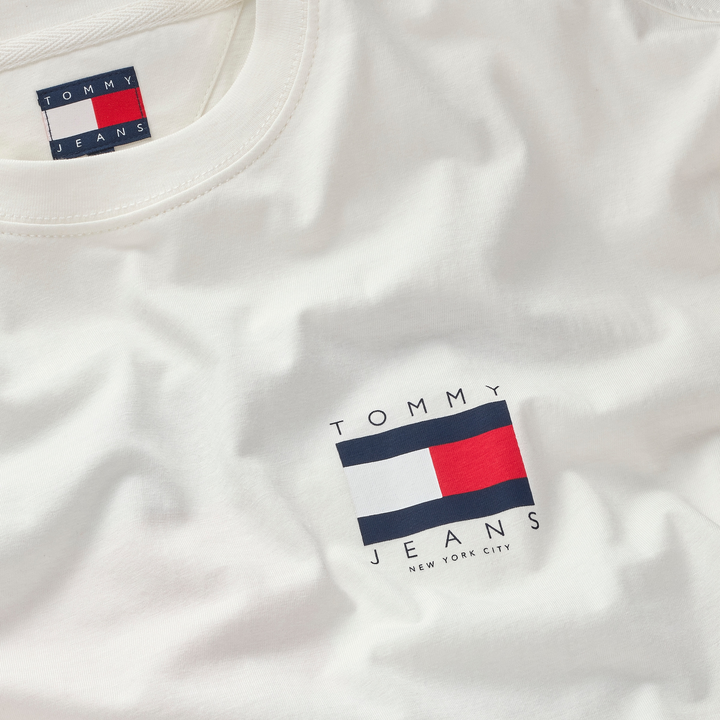 Tommy Jeans T-Shirt »TJM REG FLAG GRAPH BCKPRNT T EXT«, Mit Rundhalsausschnitt
