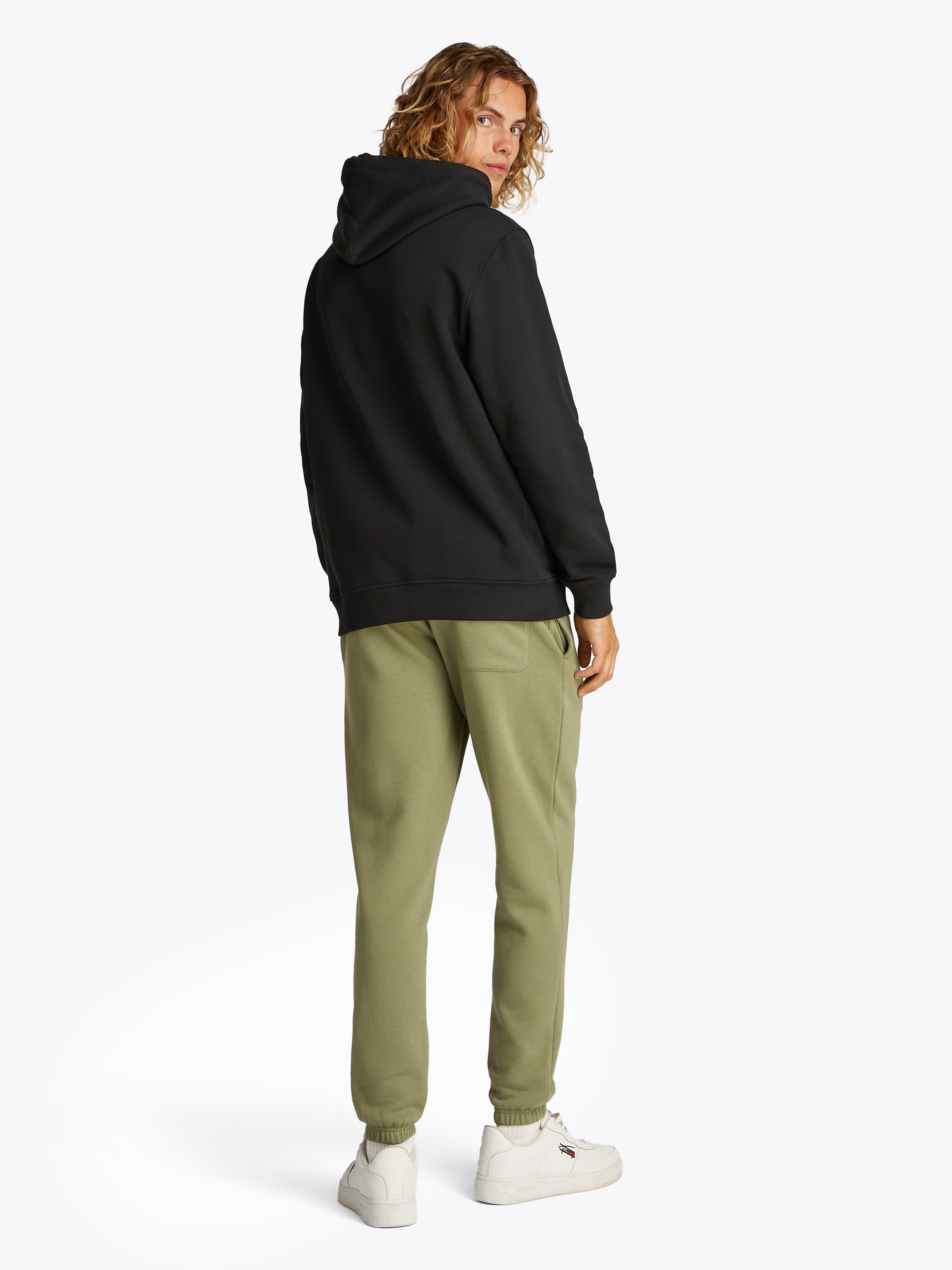 Tommy Jeans Hoodie »TJM REG BADGE HOODIE EXT«, Mit Rundhalsausschnitt