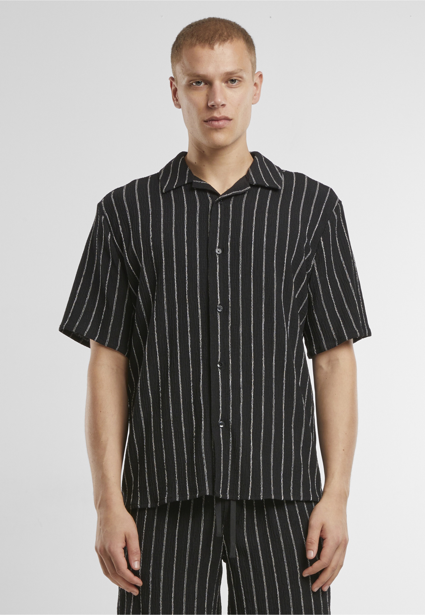 URBAN CLASSICS Langarmhemd »Urban Classics Striped Crinkle Resort Shirt« 1