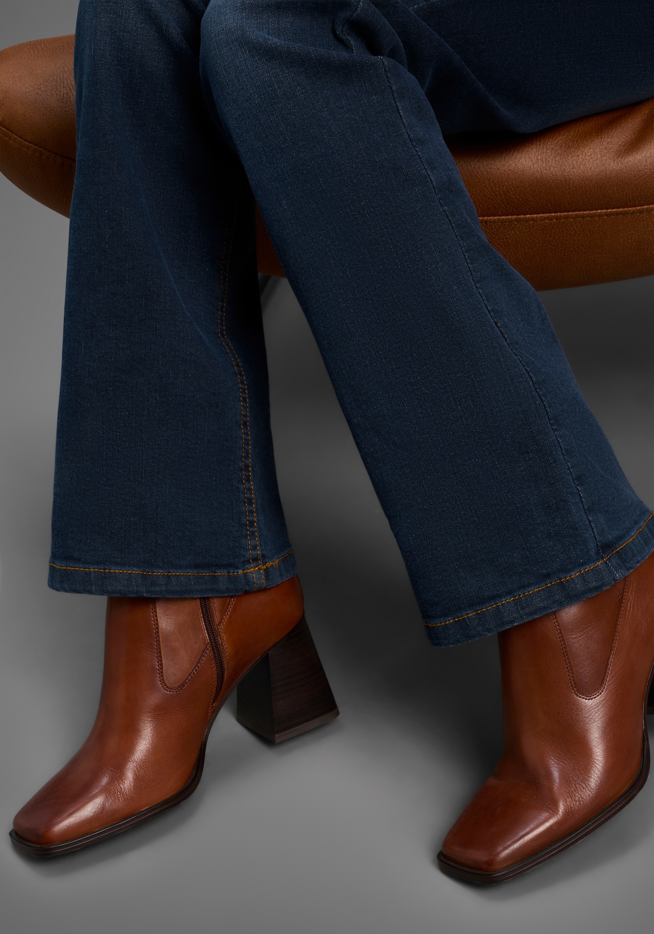 Thumbnail - Arizona Bootcut-Jeans "Bund mit seitlichem Gummizugeinsatz", hohe Leibhöhe, Bootcut, mit Stretch, klassischer 5-Pocket-S...