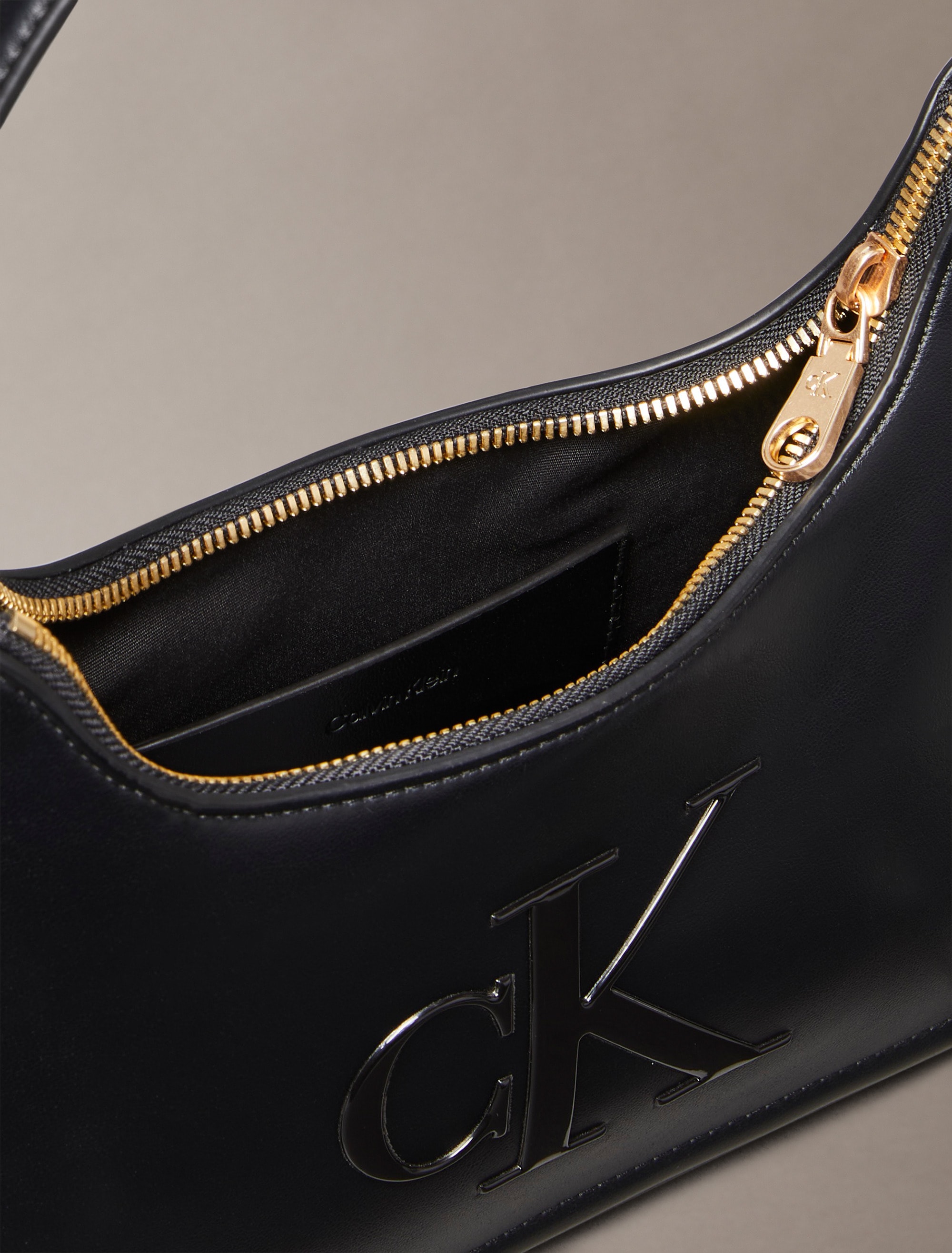 Calvin Klein Schultertasche »RAISED CK SMALL SHOULDER BAG«, Henkeltasche, Damen-Handtasche, Umhängetasche mit CK-Logo