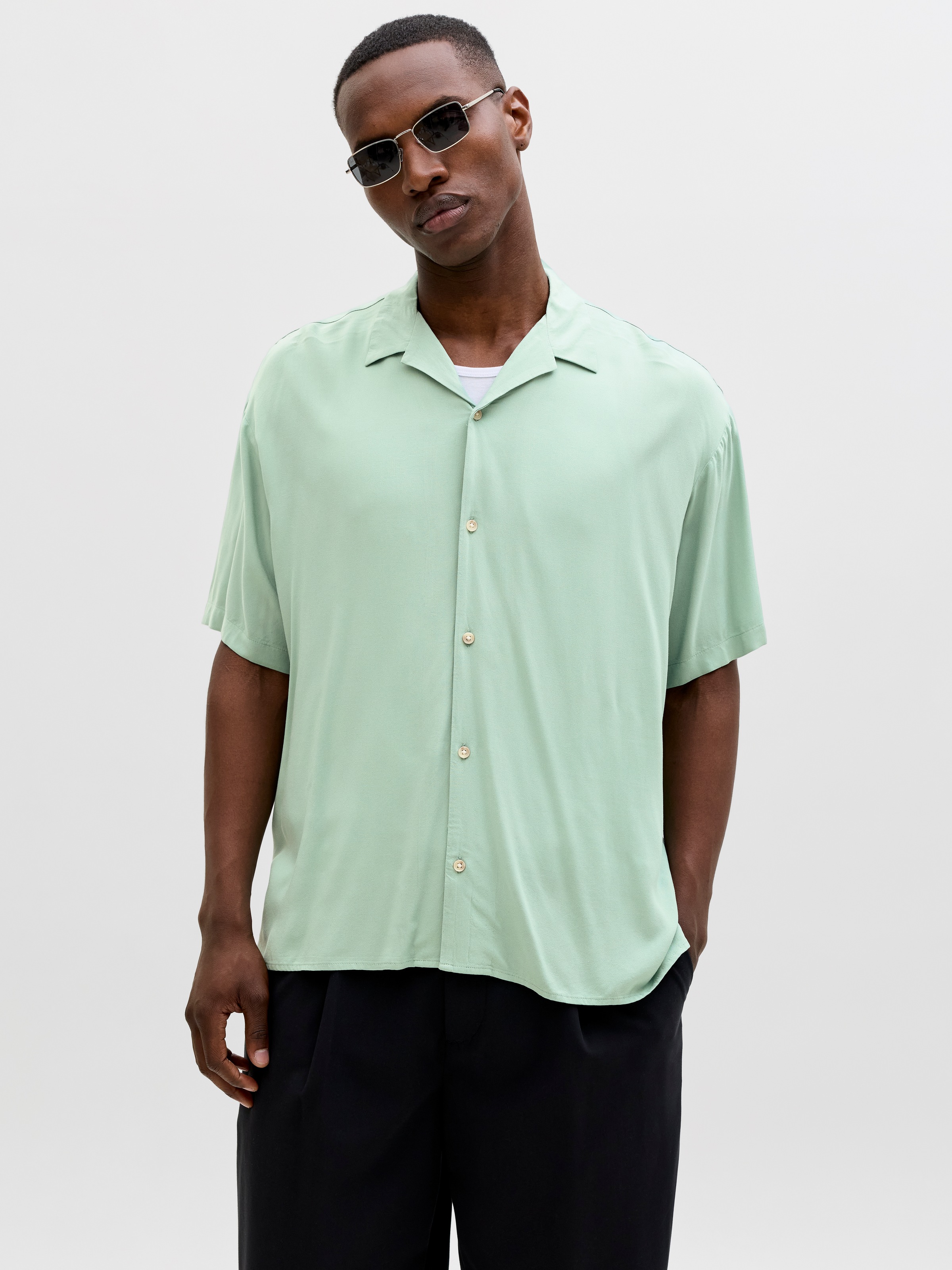 Jack & Jones Kurzarmhemd "JJEJEFF RESORT SOLID SHIRT SS SN" Viskose, loose günstig online kaufen