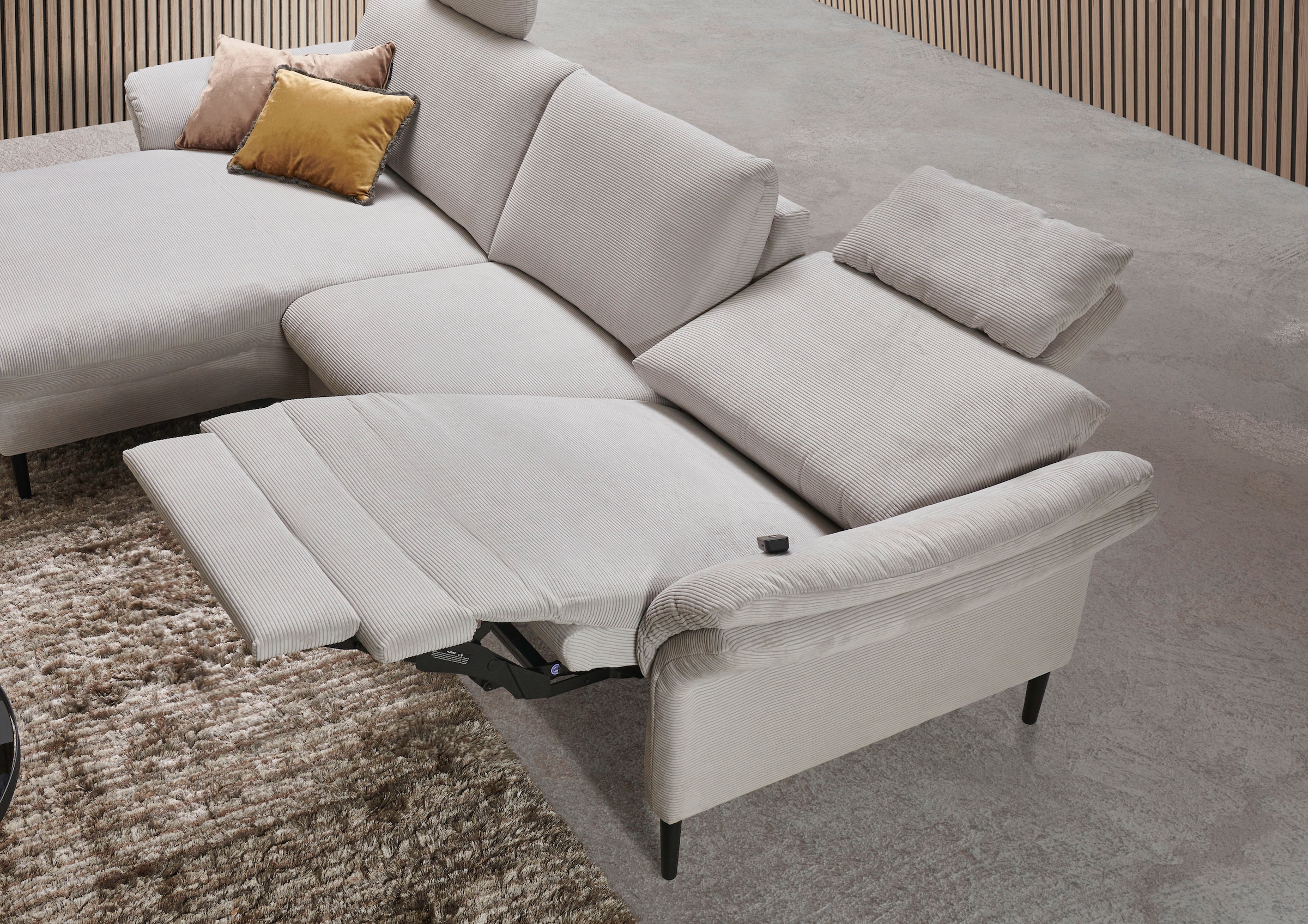 Places of Style Ecksofa »Sarsina: mit Tonnentaschen-Federkern, perfekt zum Entspannen L-Form«, inklusive 1 motorischen Relaxfunktion mit Herz-Waage-Beschlag