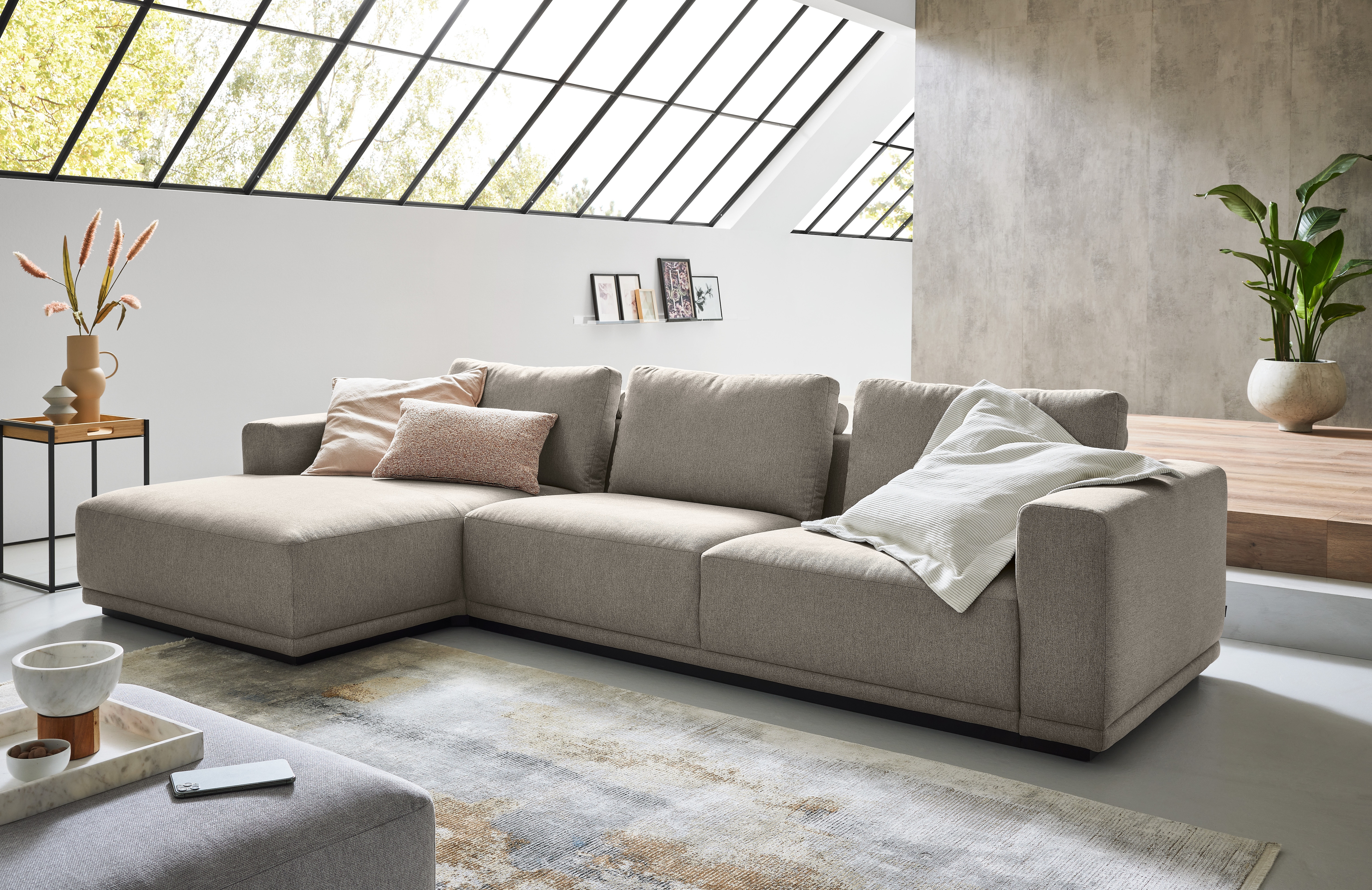 Musterring Ecksofa "JustB PM200, Holzrahmen in schwarz, wahlw. Sitzvorzug, Breite 316cm" Anreihsofa rechts & Longchair links, mit Armlehnen, inkl. Rückenkissen