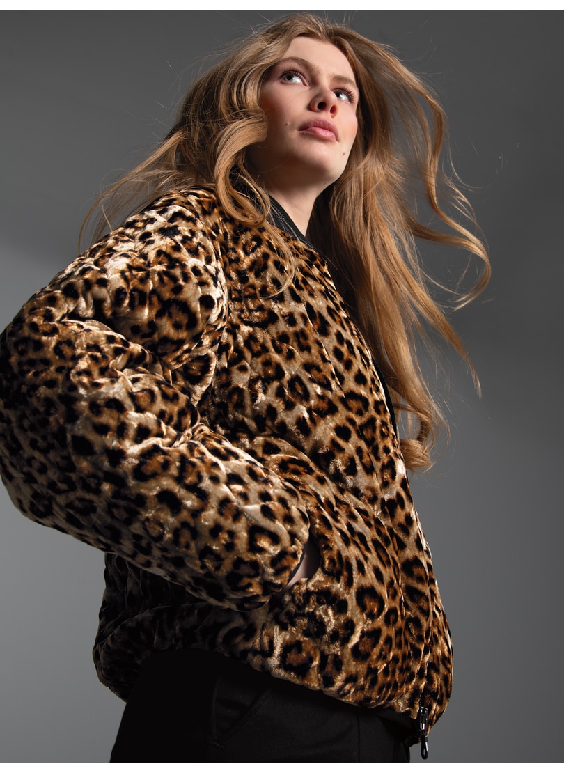 Trigema Sweatjacke "TRIGEMA Steppjacke mit Allover-Leo-Print" günstig online kaufen