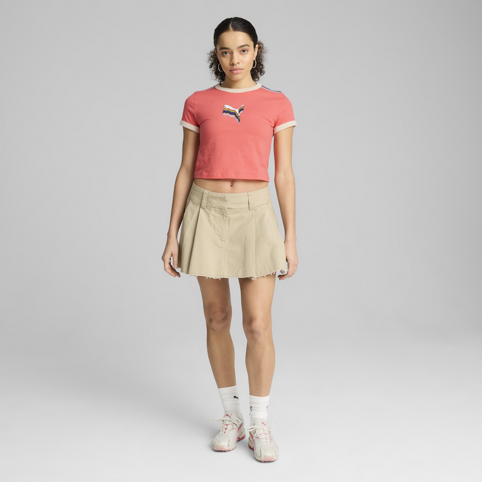 PUMA T-Shirt »EQUAL LOVE CONFEDERATION Kurzes figurbetontes T-Shirt mit Grafik«