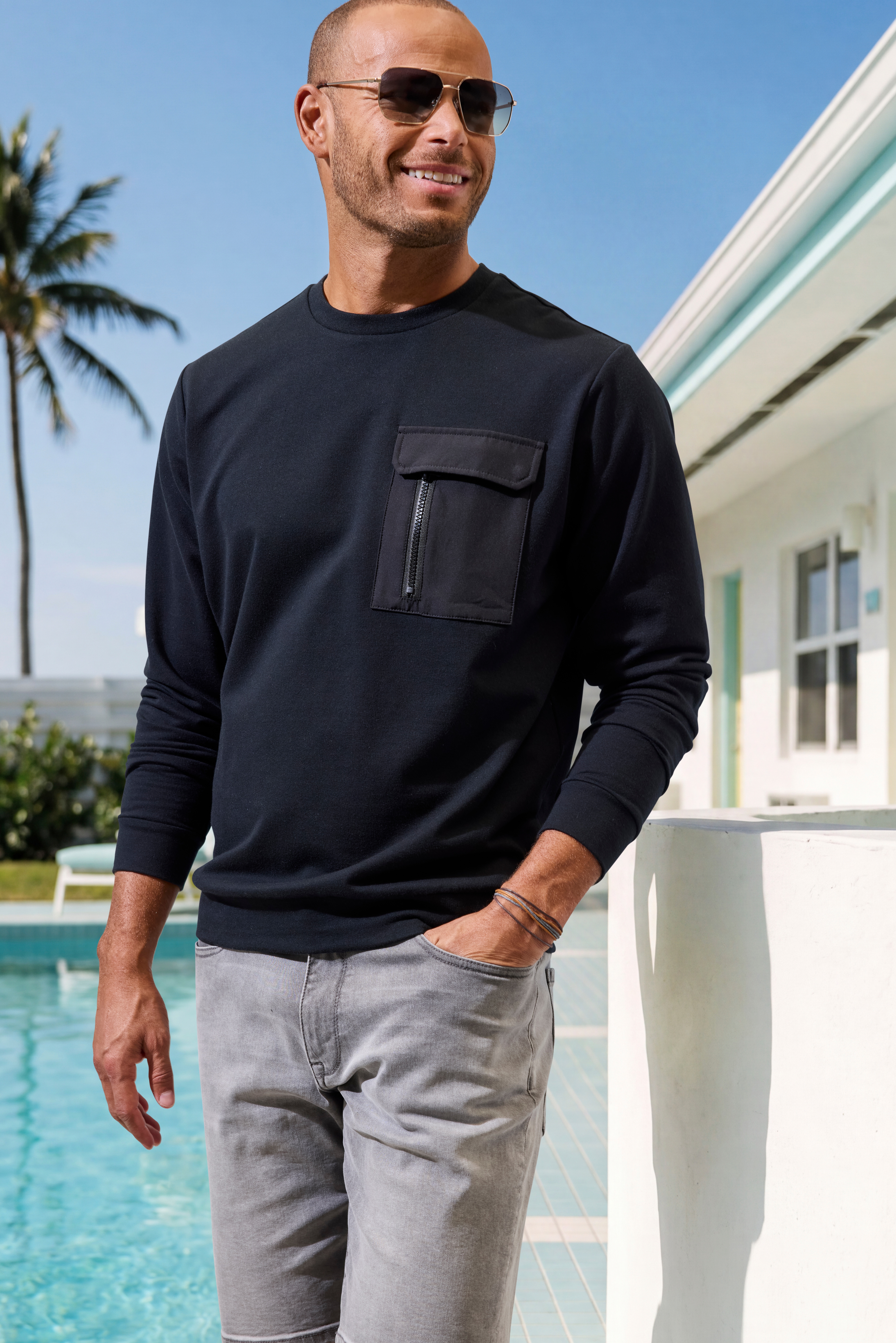 John Devin ", Rundhals Sweater", Brusttasche aus Kontrastmaterial mit zwei Funktionen