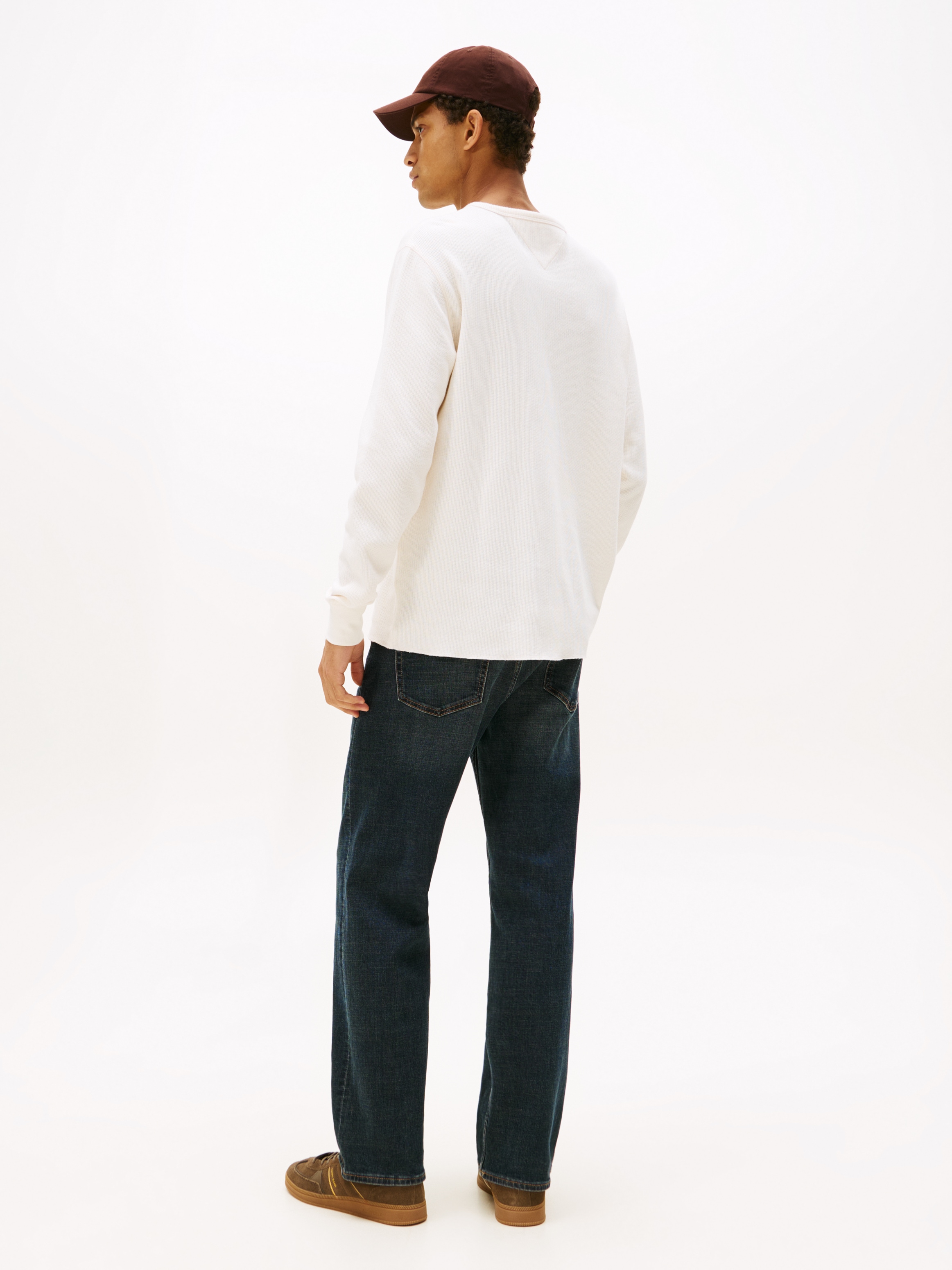 Tommy Jeans Henleyshirt »TJM WAFFLE SCRIPT HENLEY«, Rundhals, slim fit, mit feiner Struktur