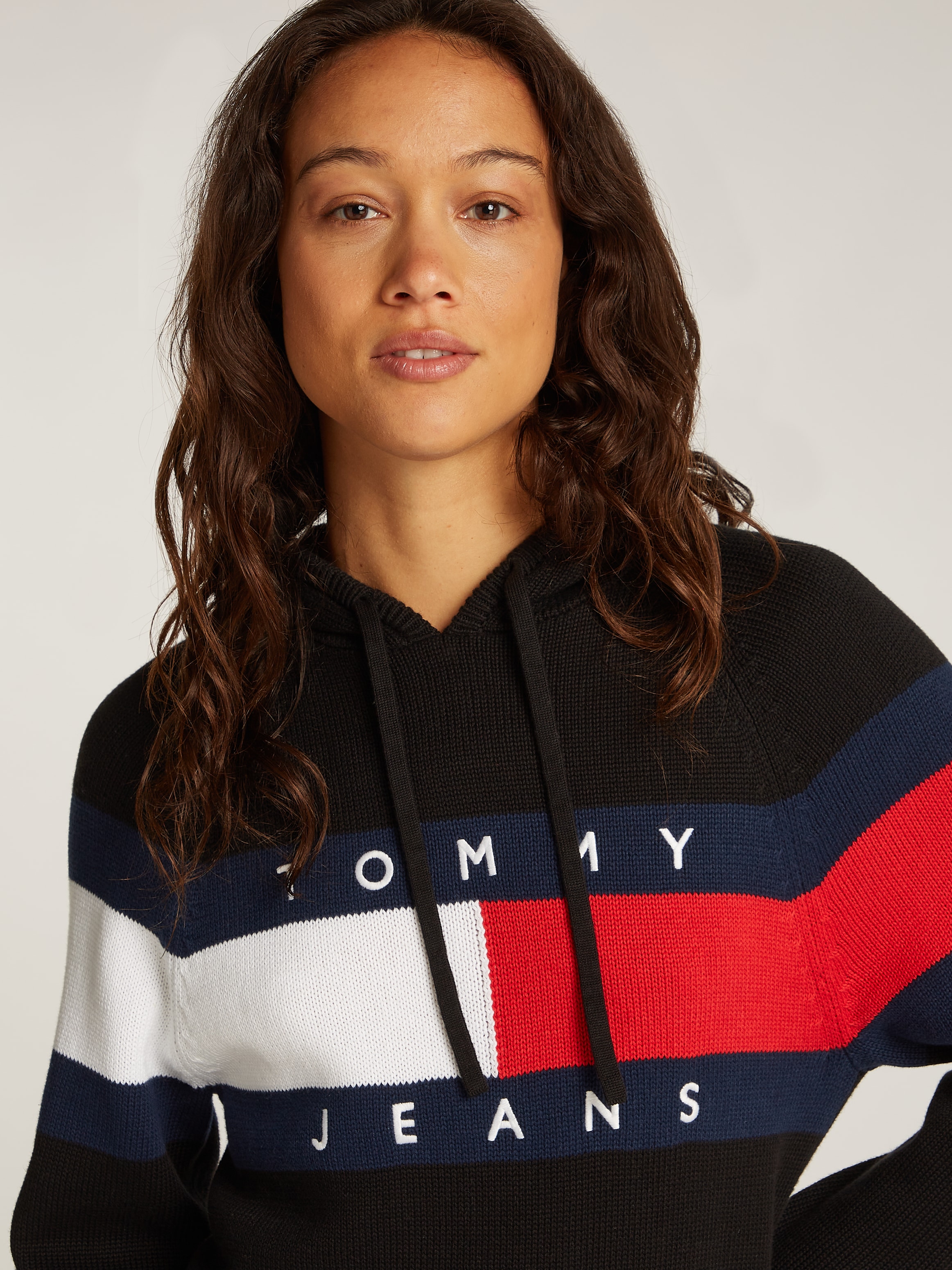 Tommy Jeans Curve Sweatkleid »TJW FLAG HOOD SWEATER DRESS EXT«, in Großen Größen, Kapuze, Logo-Flag