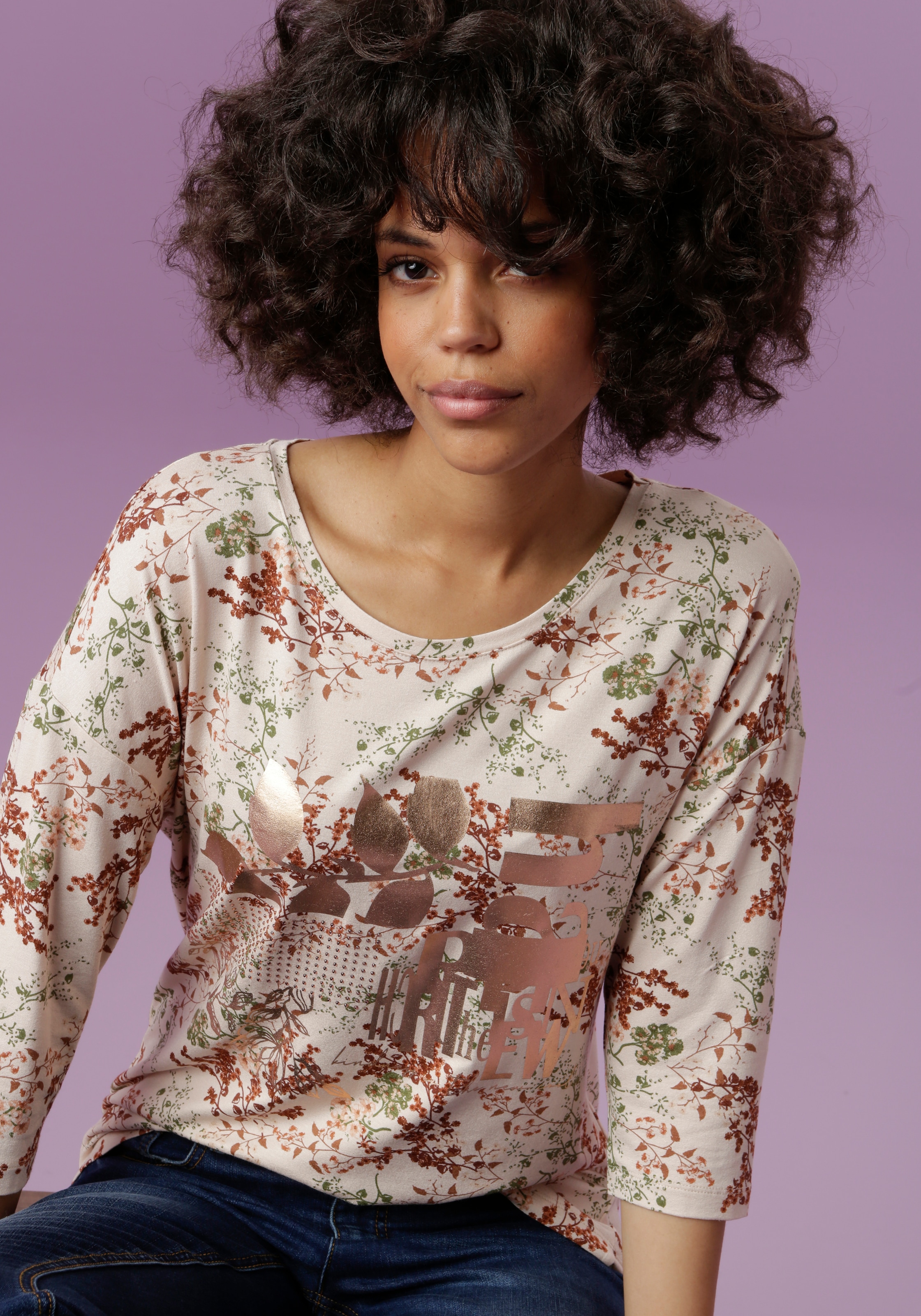 Rundhalsshirt, verziert glänzendem mit Folienprint CASUAL kaufen und Aniston | Glitzersteinchen für BAUR