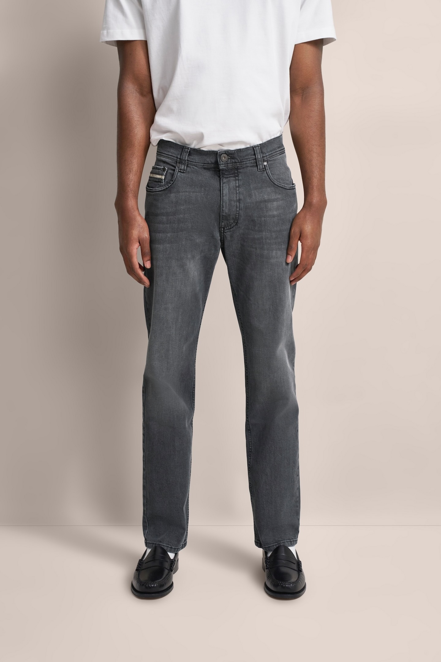 bugatti 5-Pocket-Jeans "Basic Essential" mit einem leichten Used-Look günstig online kaufen