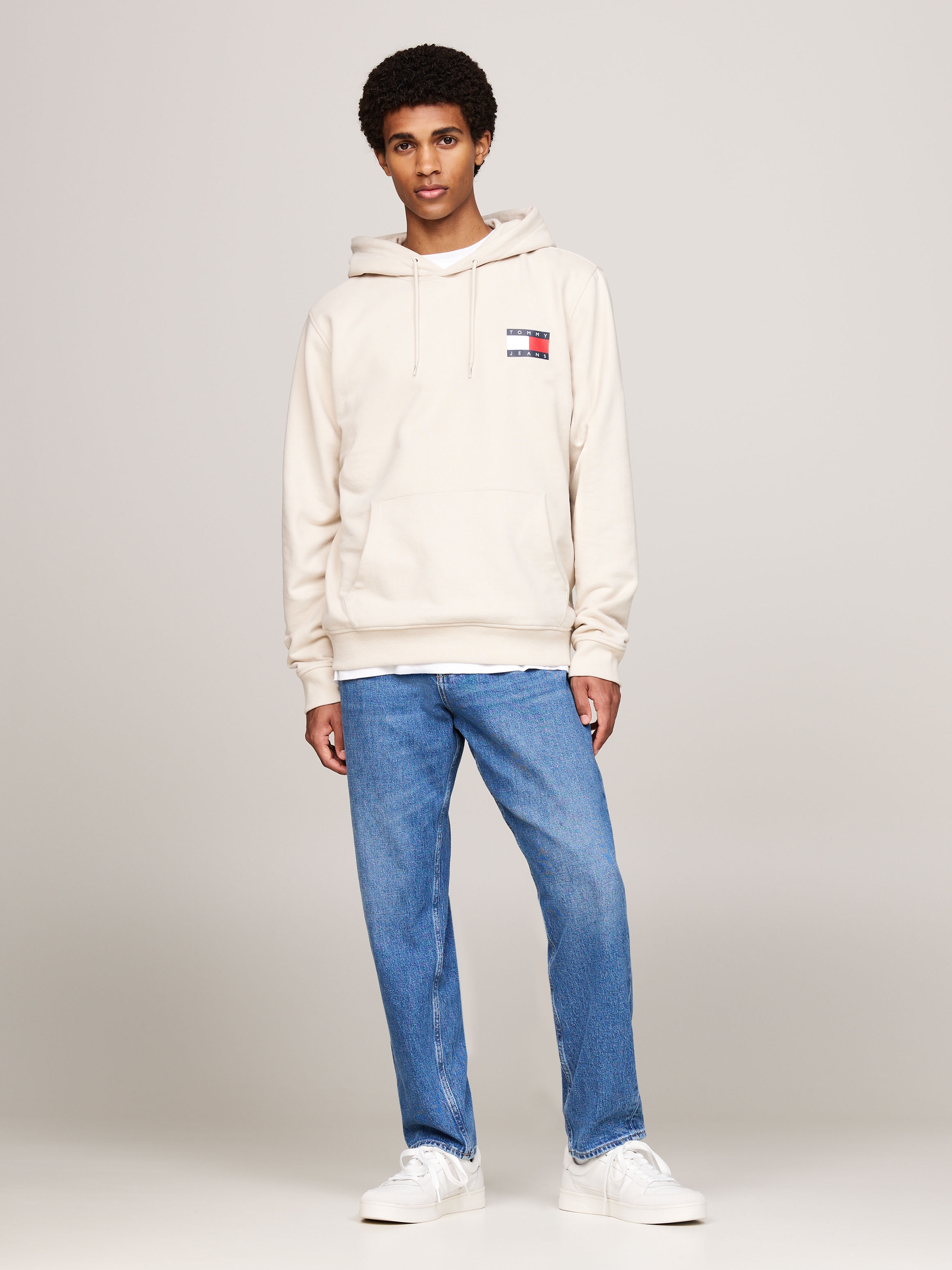 Tommy Jeans Sweatshirt »TJM REG ESSENTIAL FLAG HOOD EXT«, mit bedruckten Markenlogo auf Brusthöhe