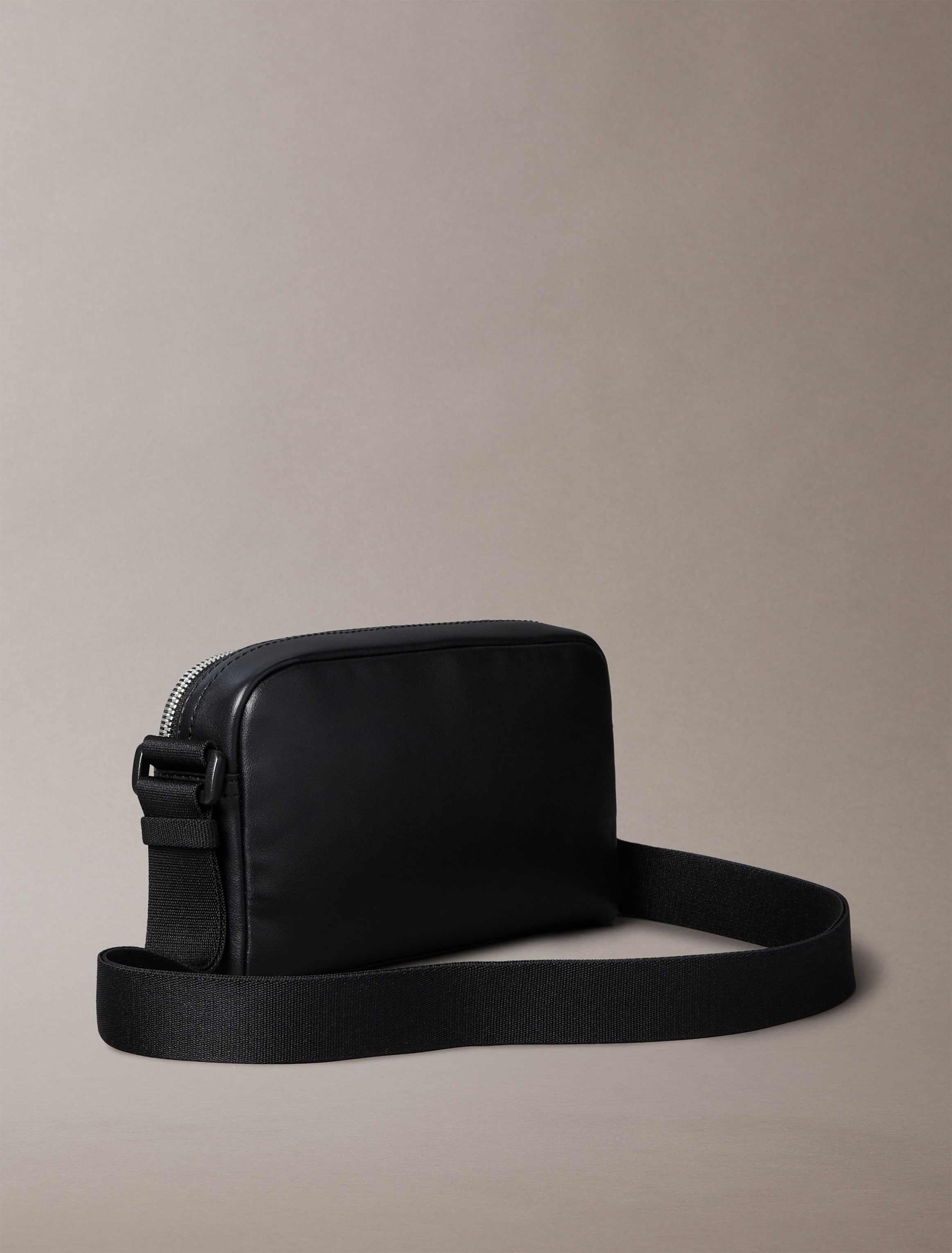 Calvin Klein Jeans Mini Bag »MONO LOGO CAMERA BAG 22«, Umhängetasche klein, Schultertasche, Body Bag uni
