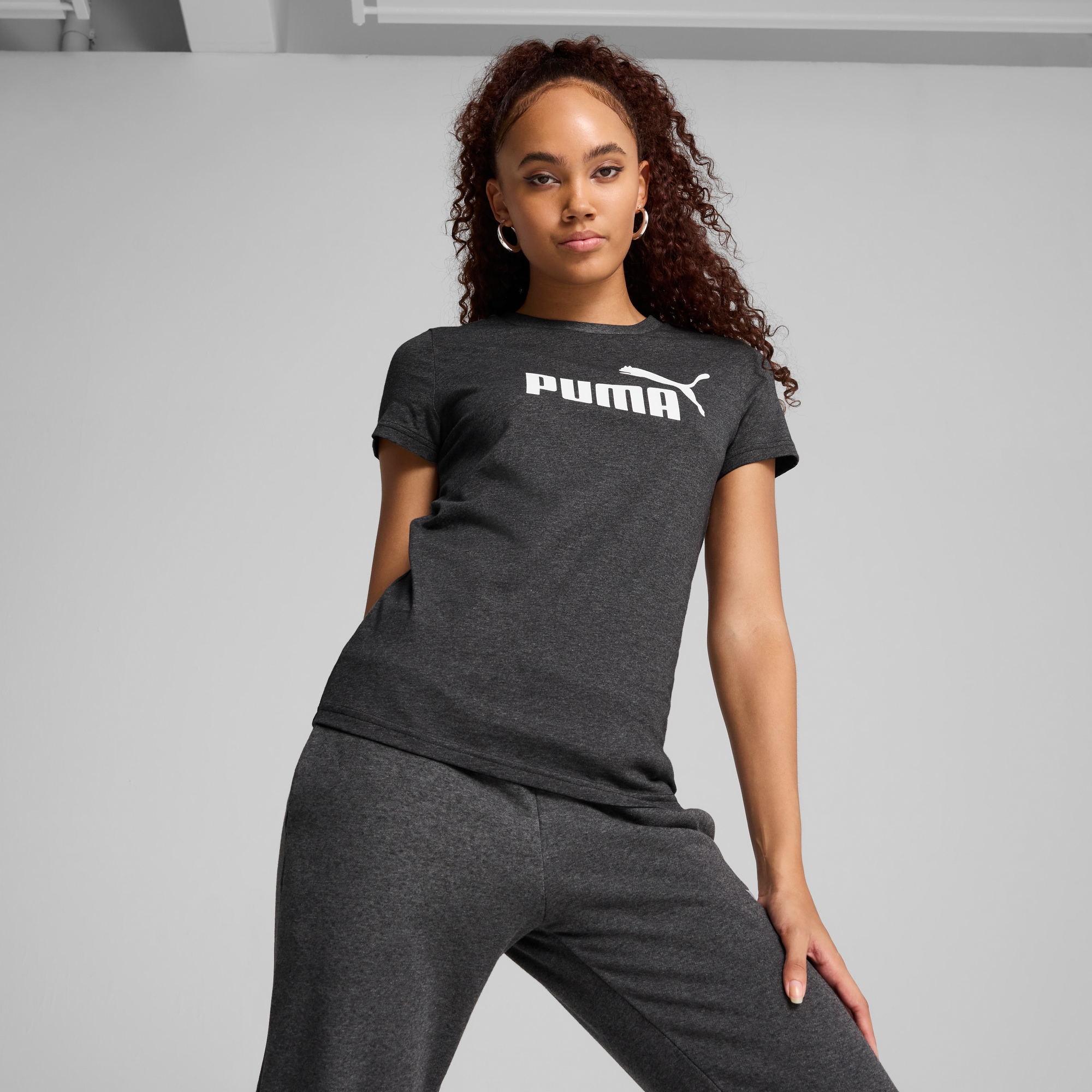 PUMA T-Shirt "ESS NO 1 LOGO TEE" reguläre Passform, Kurzarm, für sportlichen Look im Alltag