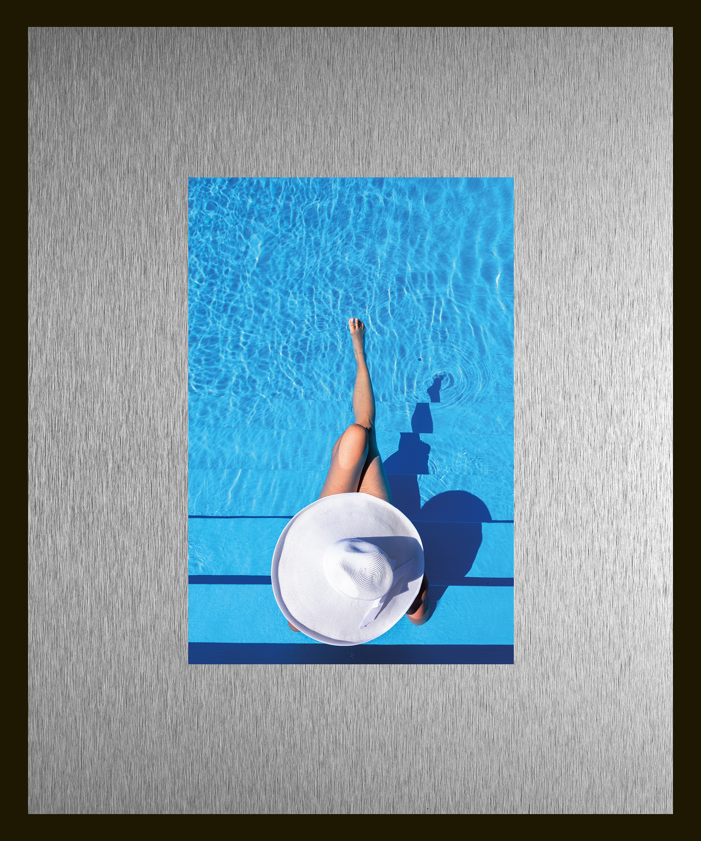 queence Bild "Trend Wandbild, Wandkunst, Kunstdruck "Pool"" Fashion Frau Wasser 1 Stk. tlg. inkl. Passepartout aus hochwertigem Aluminium und schwarzem Rahmen