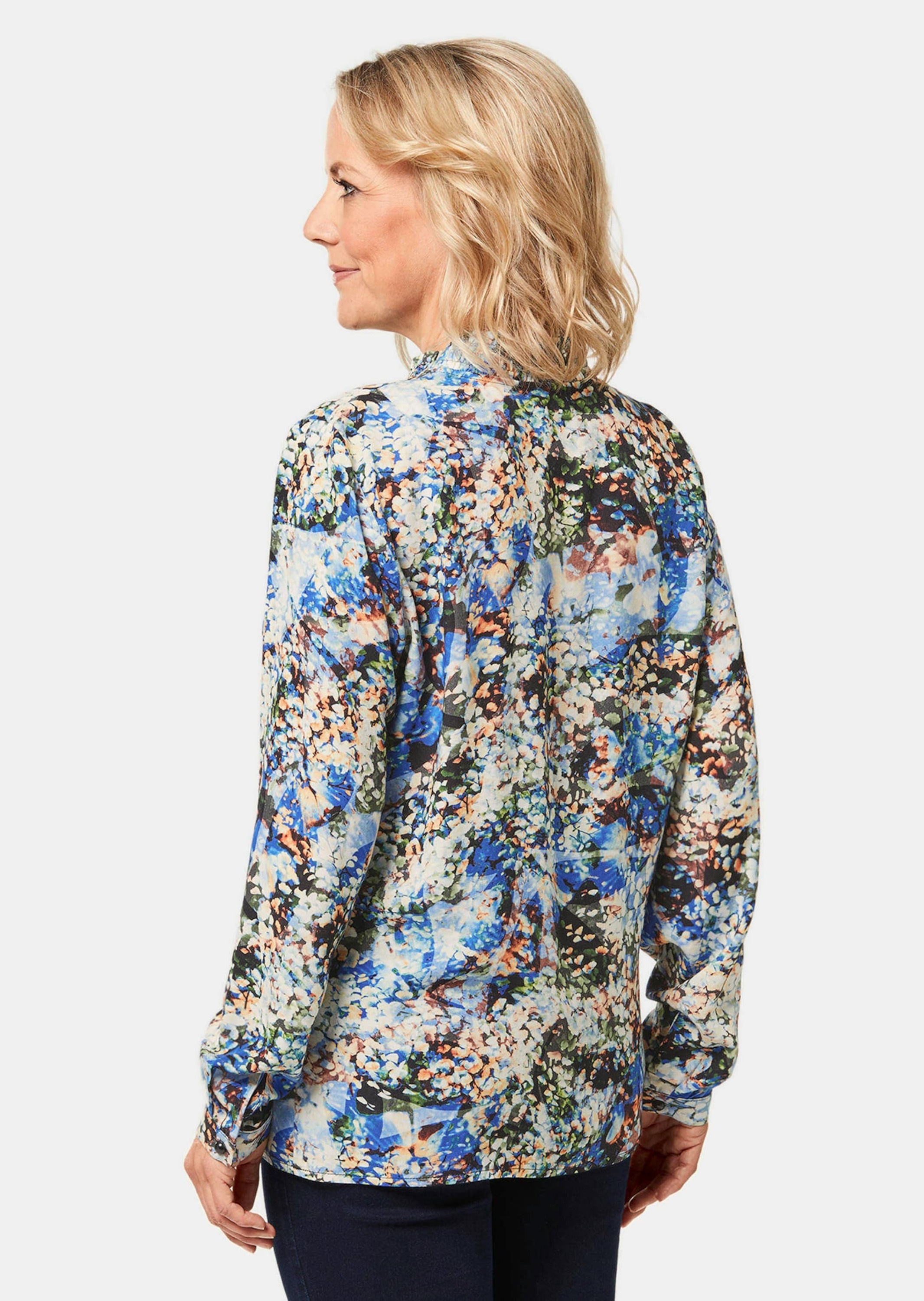 Druckbluse GOLDNER "Kurzgröße Druckbluse mit raffiniertem Ausschnitt", Damen, Gr. 22, schwarz (schwarz, azurblau, gemustert), Obermaterial: 100% Viskose CV., figurumspielend, Manschette, Blusen Druckbluse, Kunstvoller Aquarelldruck 3