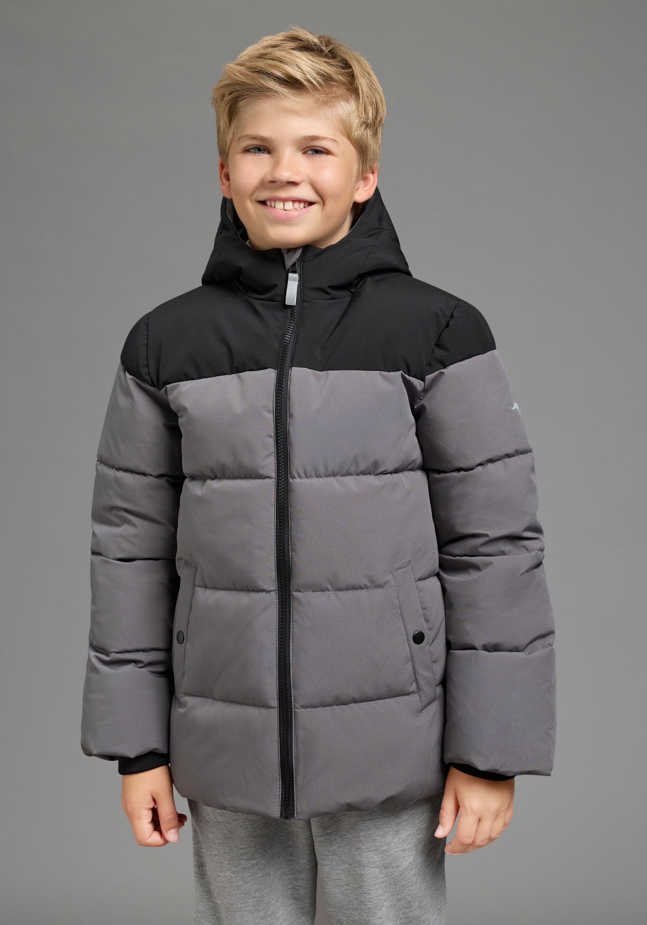 KangaROOS Outdoorjacke "Winterjacke von KangaROOS mit kontrastfarbigen Einsatz" mit Kapuze Warme Jacke mit Fleece-Innenfutter und gefütterter Kapuzenfütterung