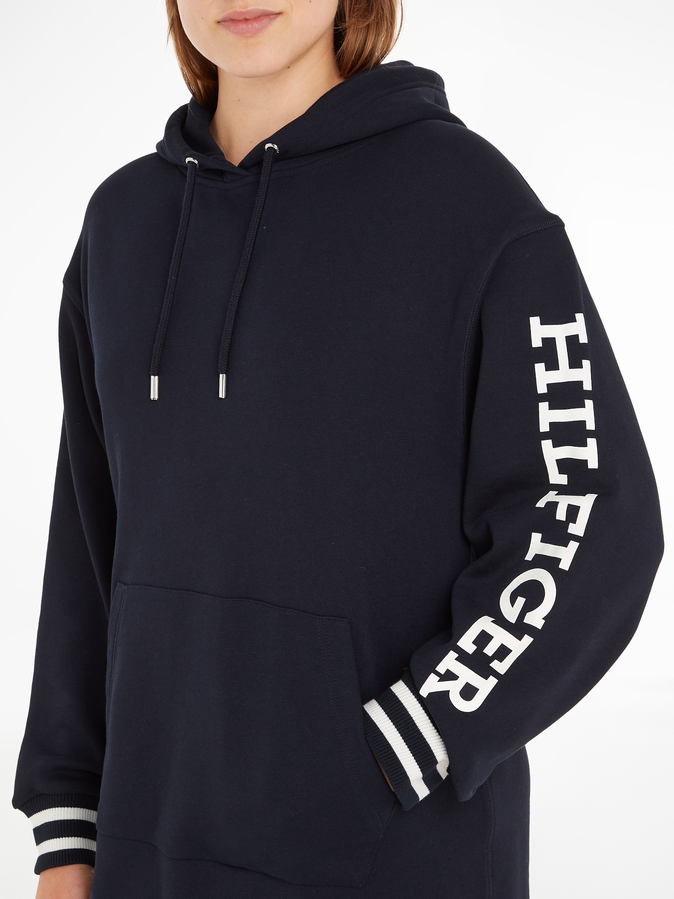 Tommy Hilfiger markanten SLV kaufen dem DRS«, Sweatkleid auf für Logo-Schriftzug mit | Hilfiger MONOTYPE SHORT BAUR »REG HOOD Ärmel