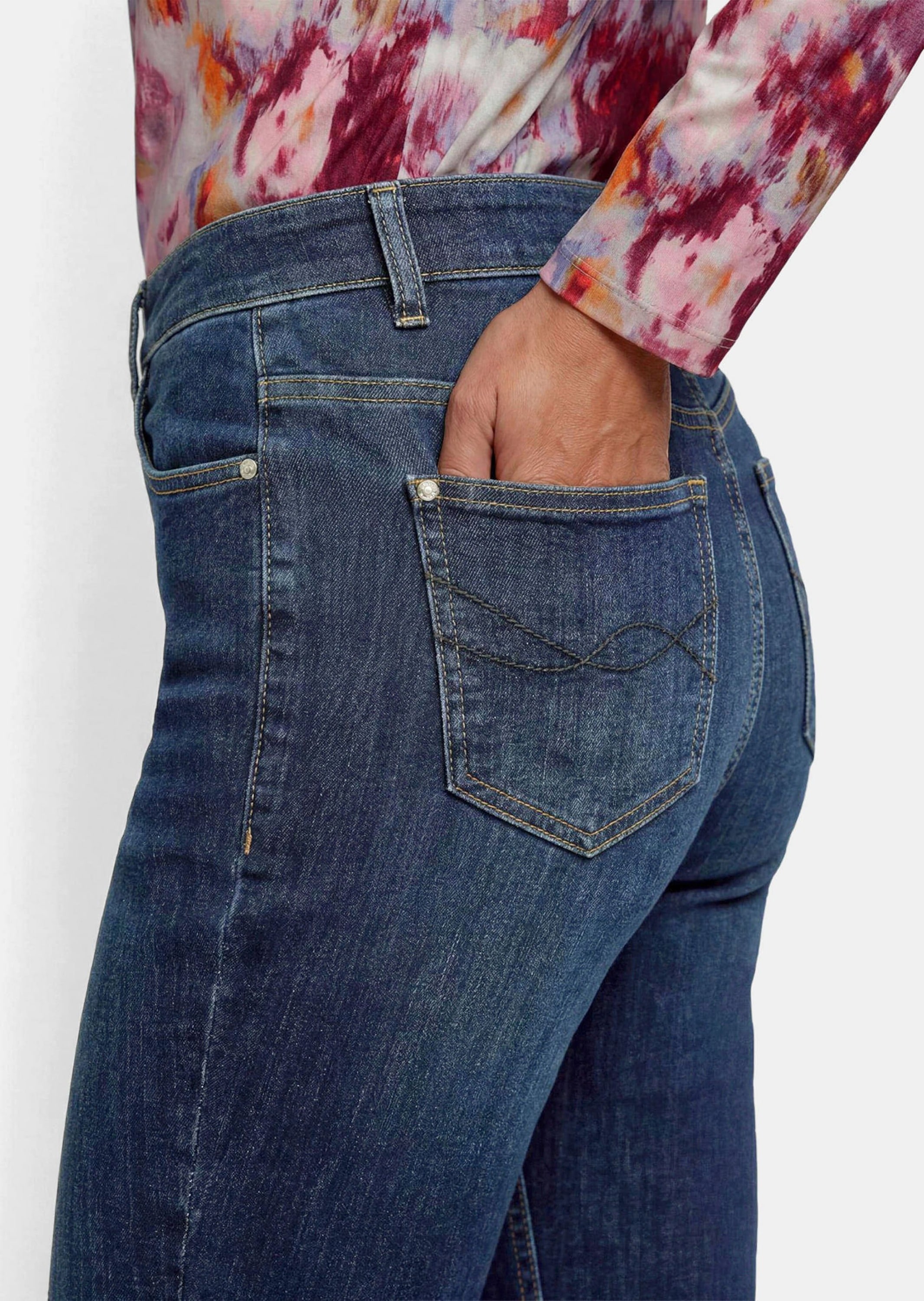 GOLDNER Regular-fit-Jeans »Kurzgröße Denimhose CARLA mit ausgestelltem Bein« Ziernieten an den Taschen