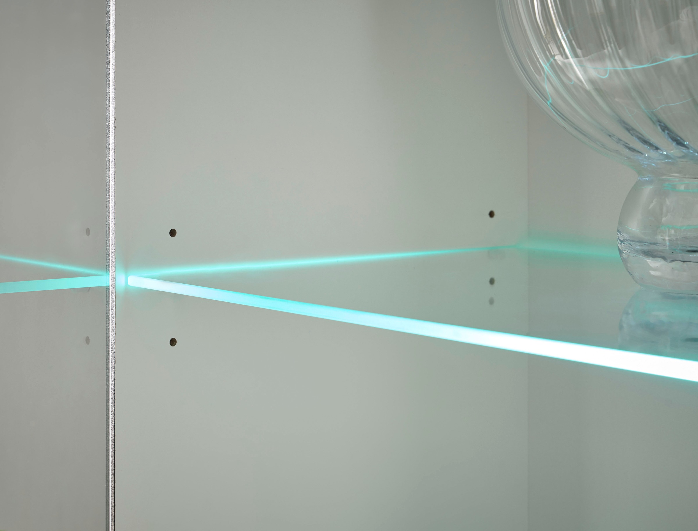 INOSIGN Vitrine »Cantara, Vitrinenschrank in Eiche Evoke oder weiß, Standvitrine«, schwarzer Stangengriff, ausreichend Stauraum, vielseitig einsetzbar