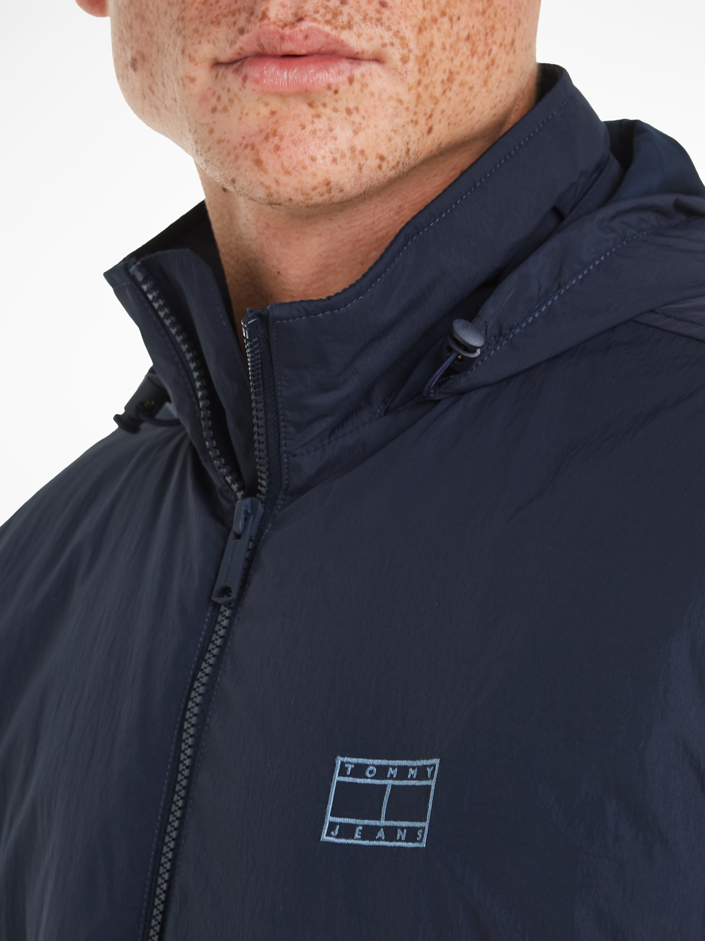 Tommy Jeans Windbreaker »TJM TONAL FLAG JACKET«, mit Kapuze, mit Kapuze