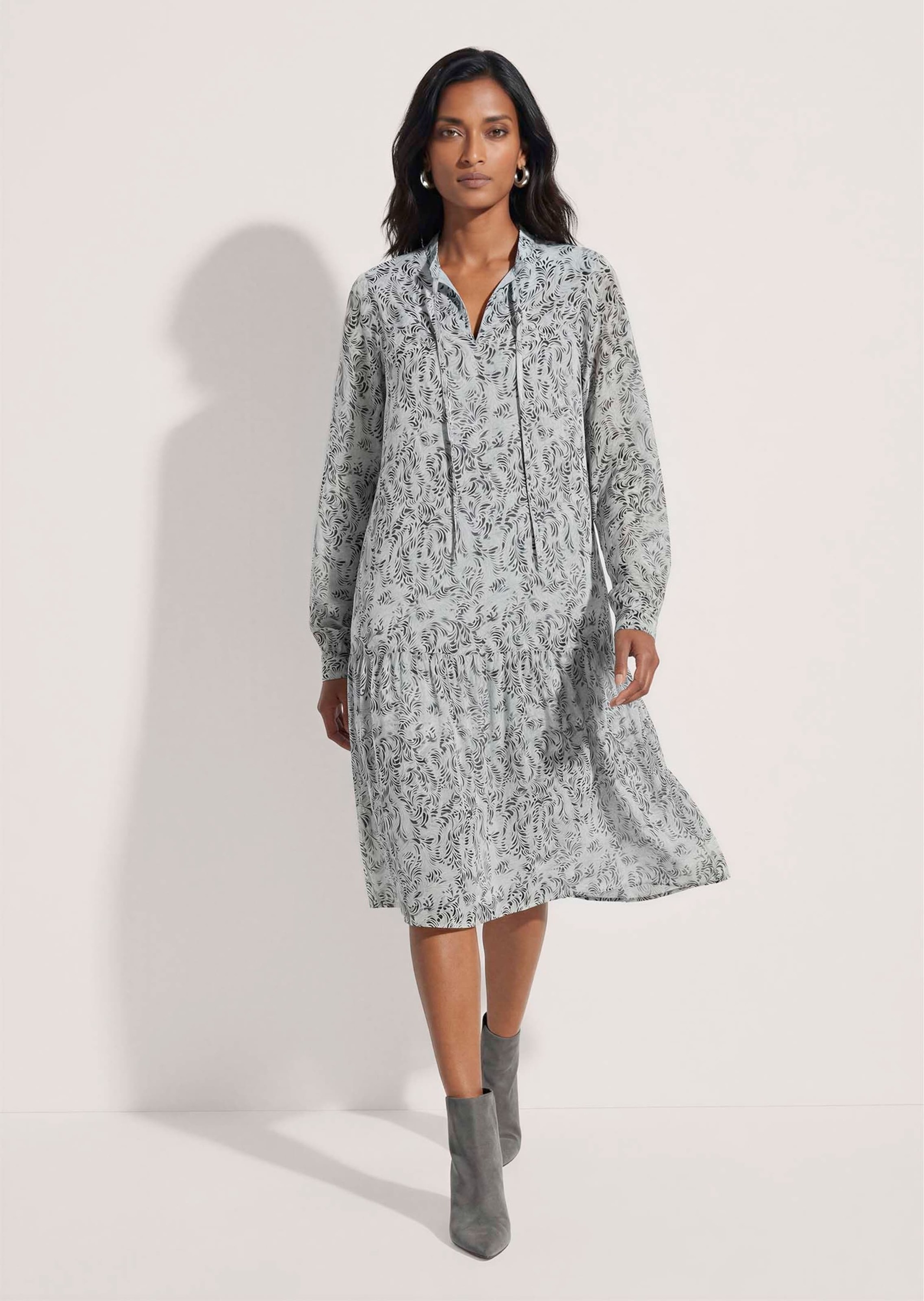 MADELEINE Midikleid »Kleid Romantisches Midikleid mit Volants« Ohne Tasche