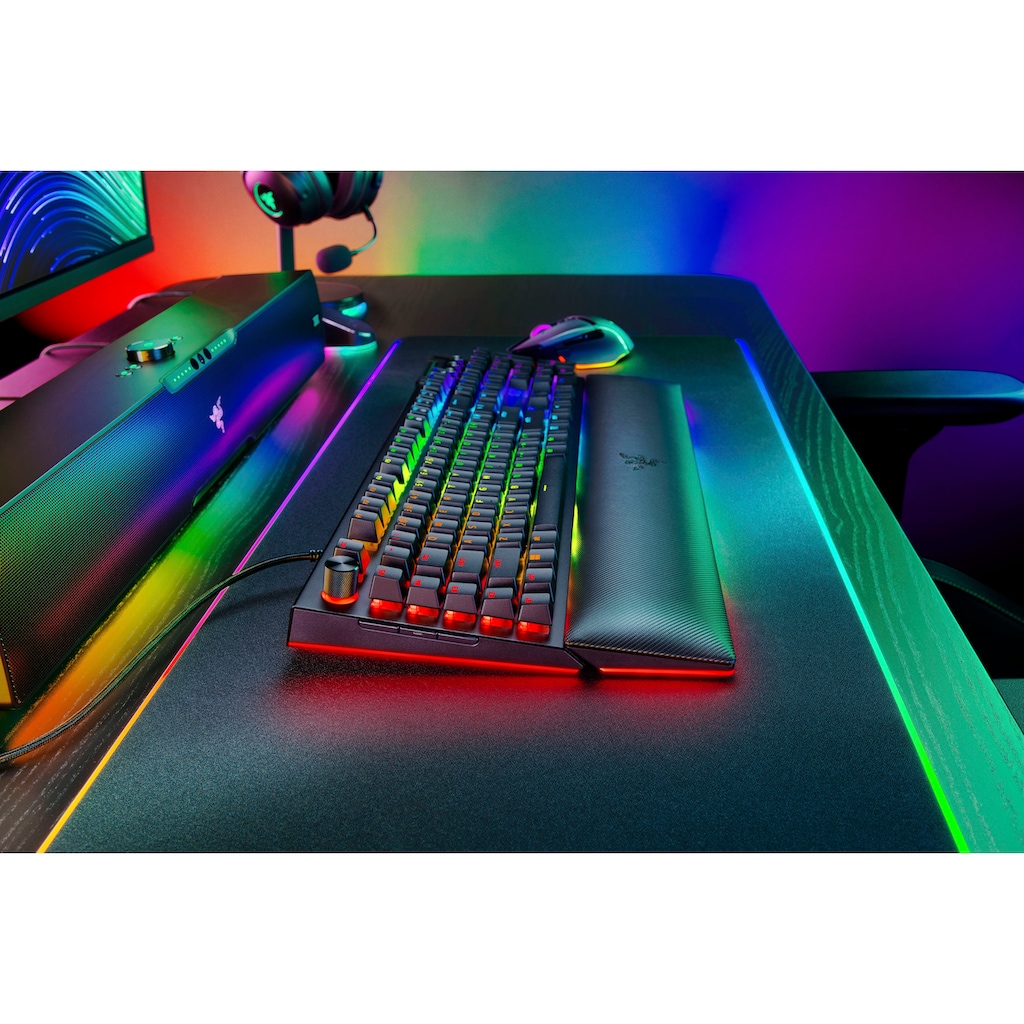 RAZER Gaming-Tastatur »BlackWidow V4 Pro Green Switch«, (Fn-Tasten-Gaming-Modus-Ziffernblock-Makrotasten-Multimedia-Tasten-Handgelenkauflage)