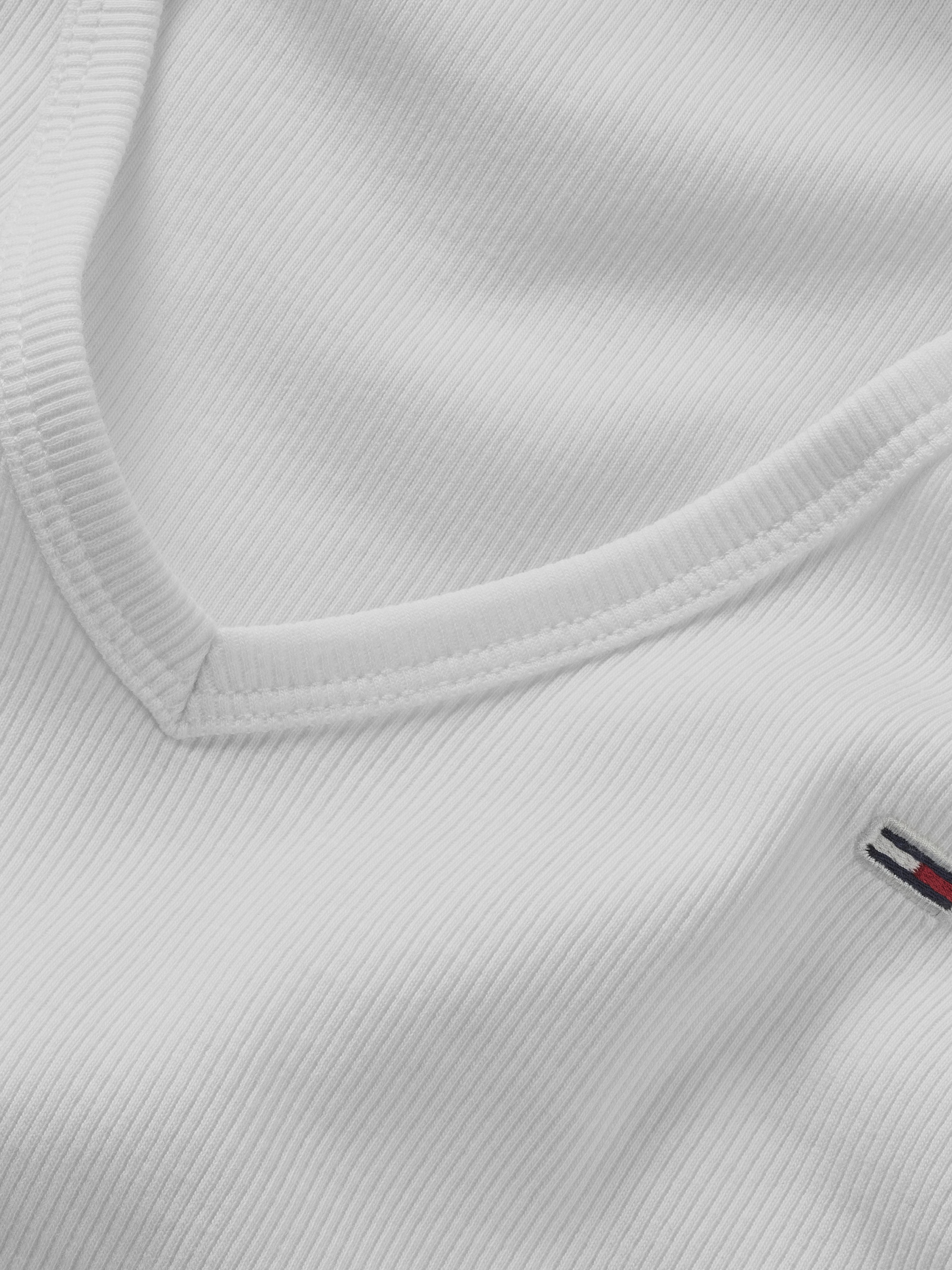 Tommy Jeans Langarmshirt »TJW SLIM ESSENTIAL RIB V LS«, mit Logostickerei