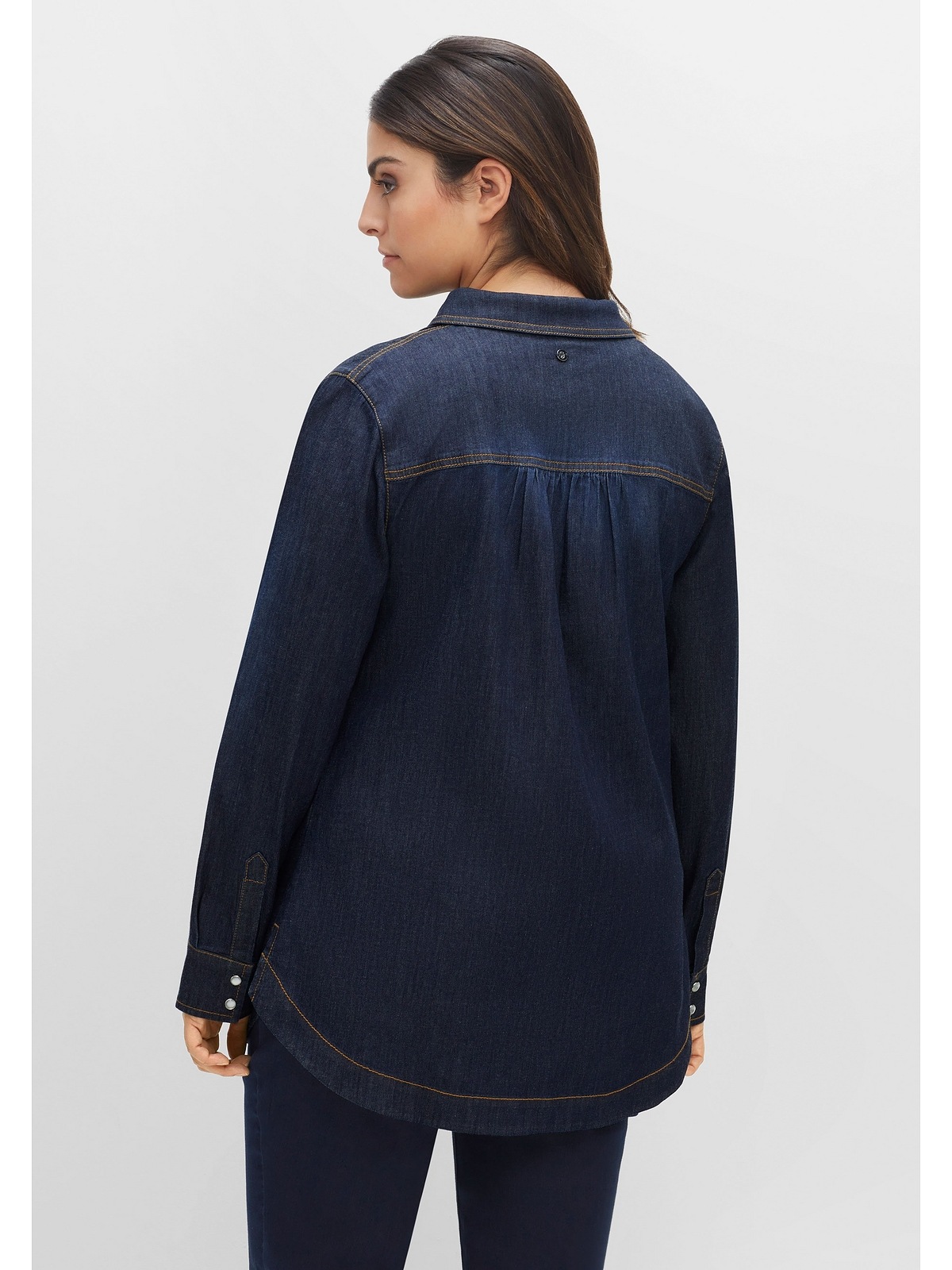 Sheego Jeansbluse »Große Größen«, aus elastischem Denim, mit kontrastfarbenen Nähten