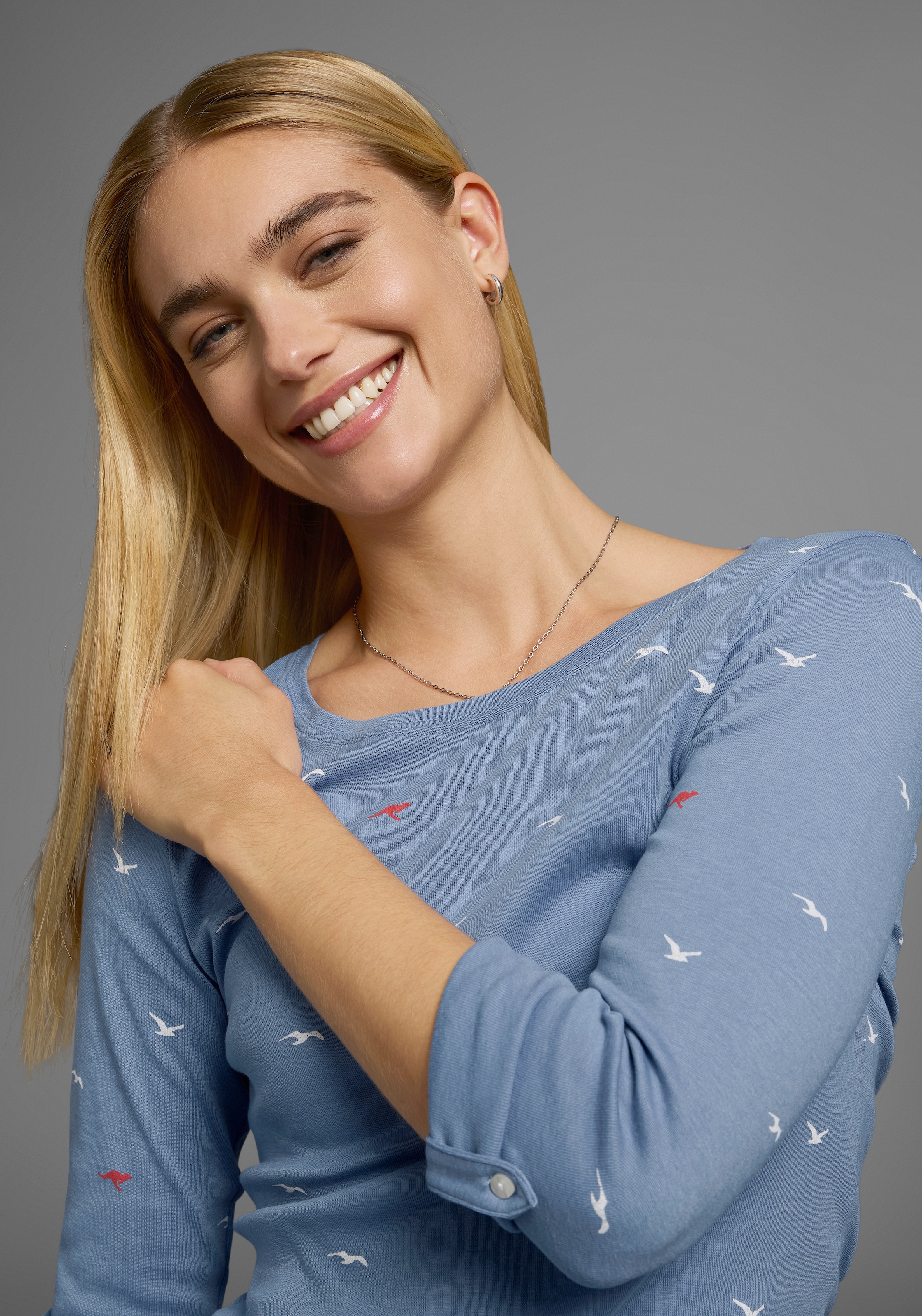 KangaROOS Langarmshirt, krempelbare Ärmel, sehr figurbetont, aus elastischer Rippware