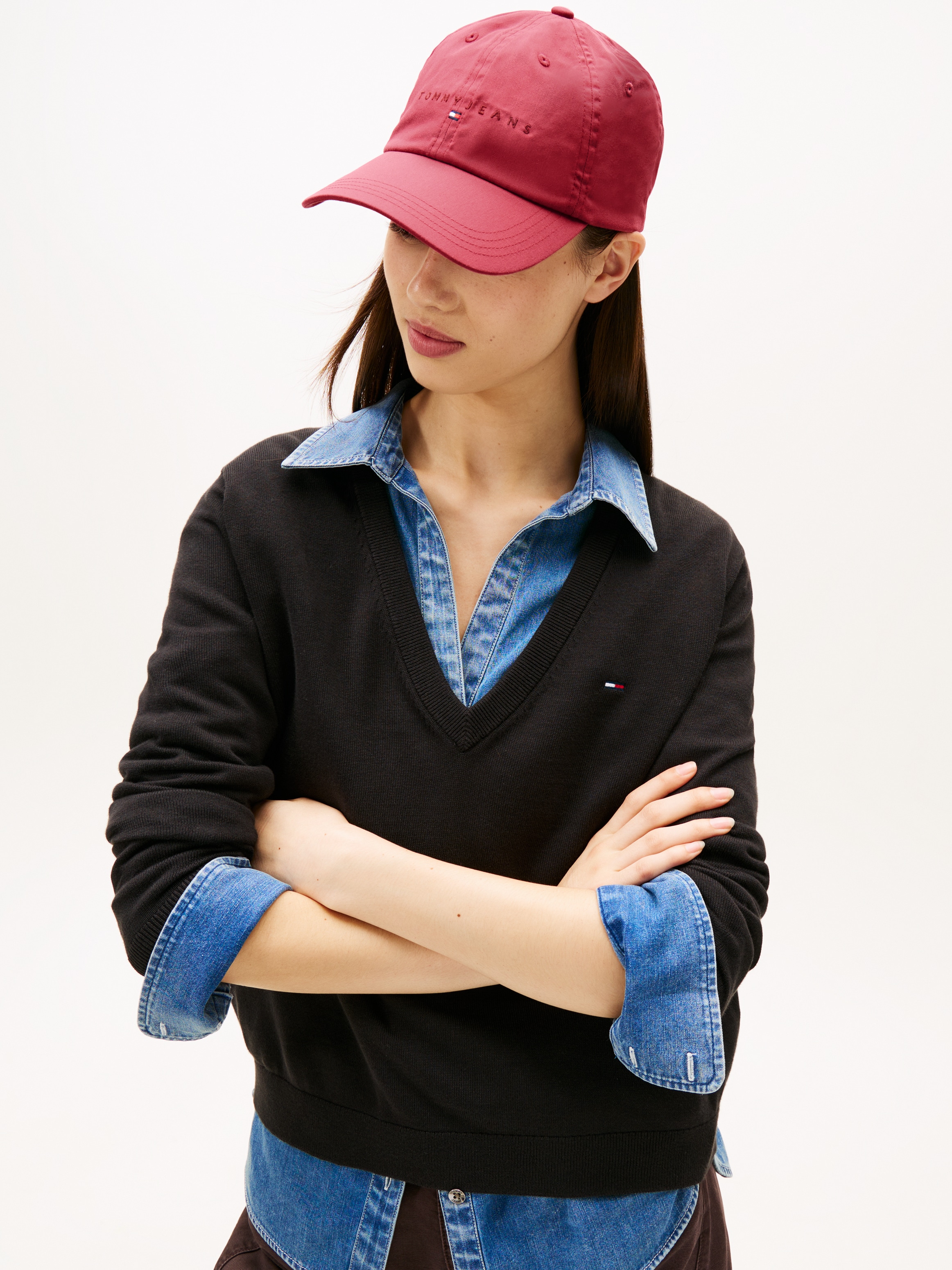 Tommy Jeans V-Ausschnitt-Pullover »TJW ESSENTIAL VNECK SWEATER EXT«, mit Logostickerei