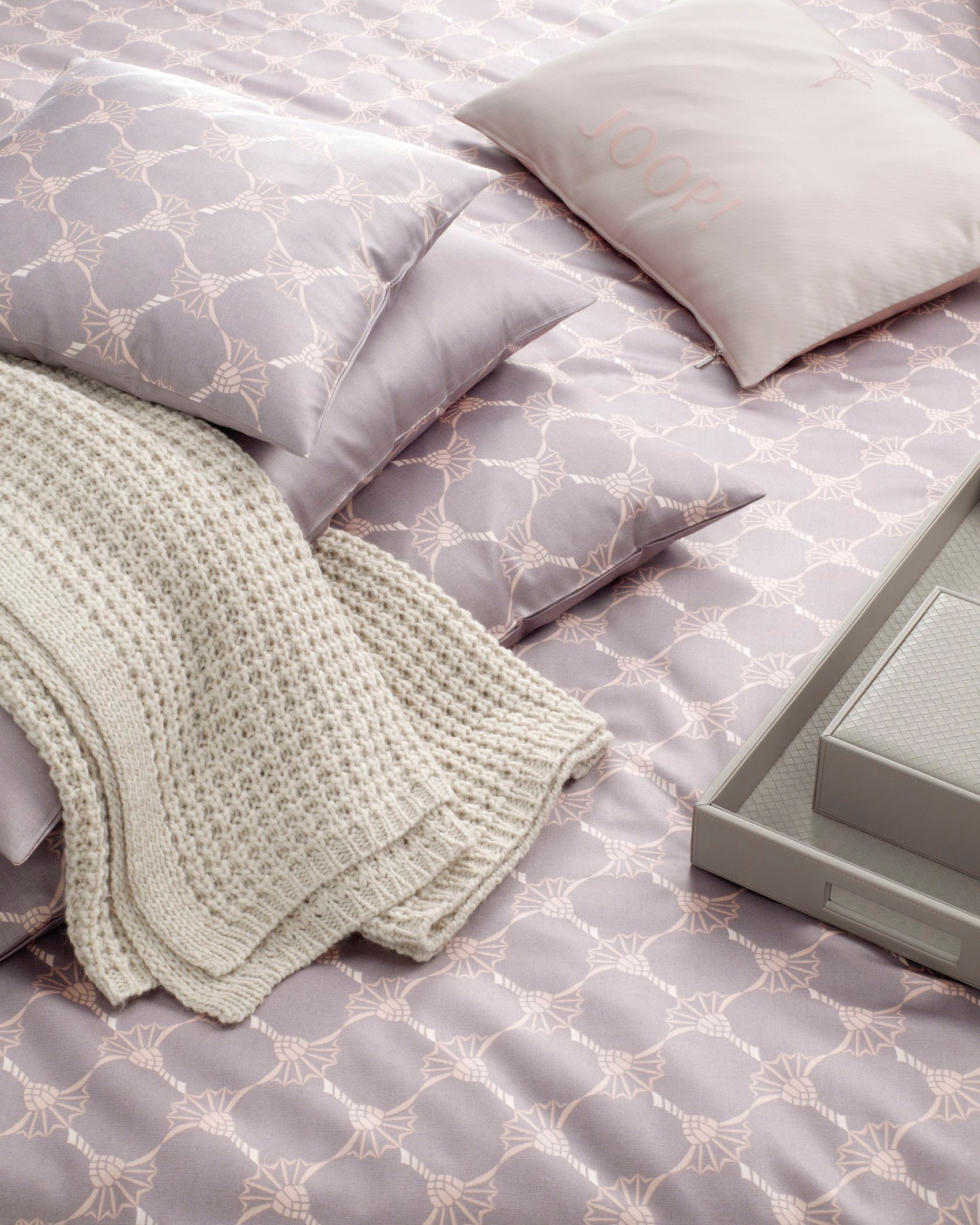 Joop! Wendebettwäsche »Cornflower Gradiant«, (2 tlg.), Marke Joop!, Qualität Mako-Satin gefertigt aus ägyptischer Baumwolle, atmungsaktiv, Flächengewicht 125 g/m², Bett- und Kopfkissenbezug mit Qualitäts-Reißverschluss, mit Kornblumen-Muster