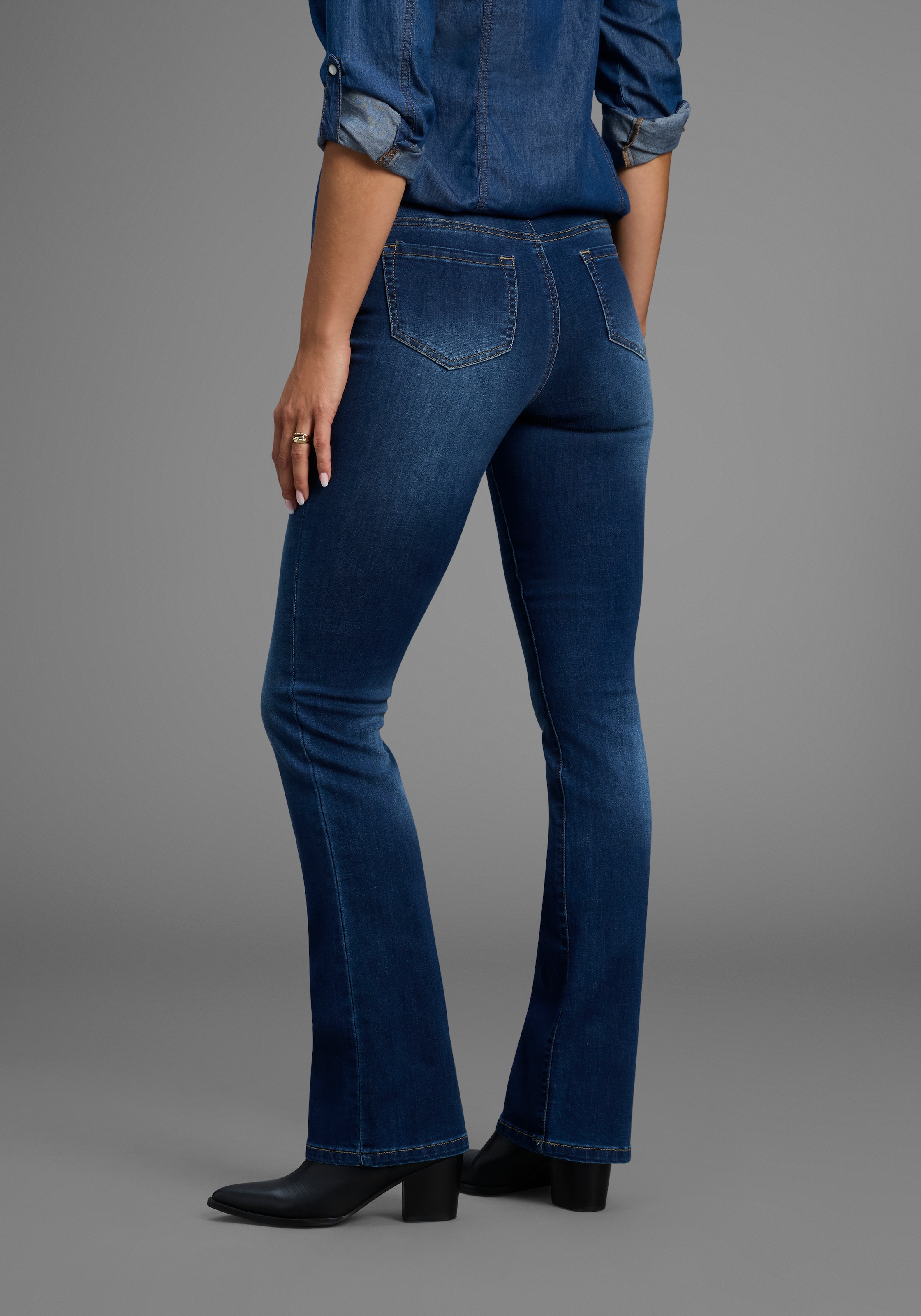 Arizona Bootcut-Jeans »Ultra-Stretch«, normale Passform, Baby-Bootcut, Used-Look-Waschung
