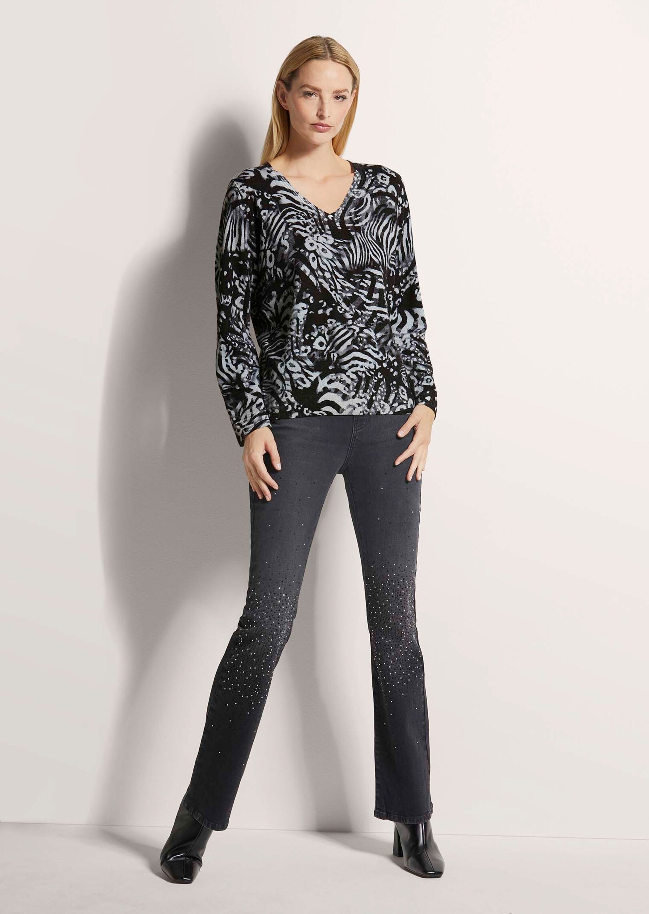 MADELEINE Longpullover »Druckpullover V-Pullover mit Unikat-Print«