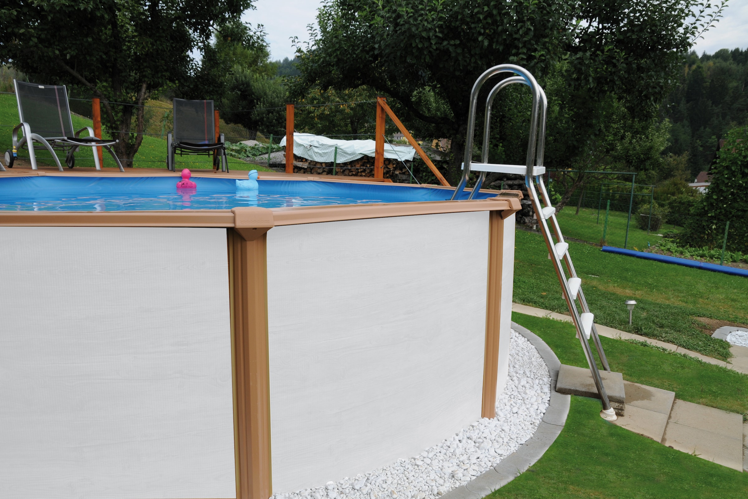KWAD Rundpool »White Timber inkl. Sicherheitsleiter und Zubehör«, (Set, 5 tlg.), 5-tlg 3,6, 5,5 oder 4,6 m Durchmesser, Höhe: 1,32m, mit blauer Folie