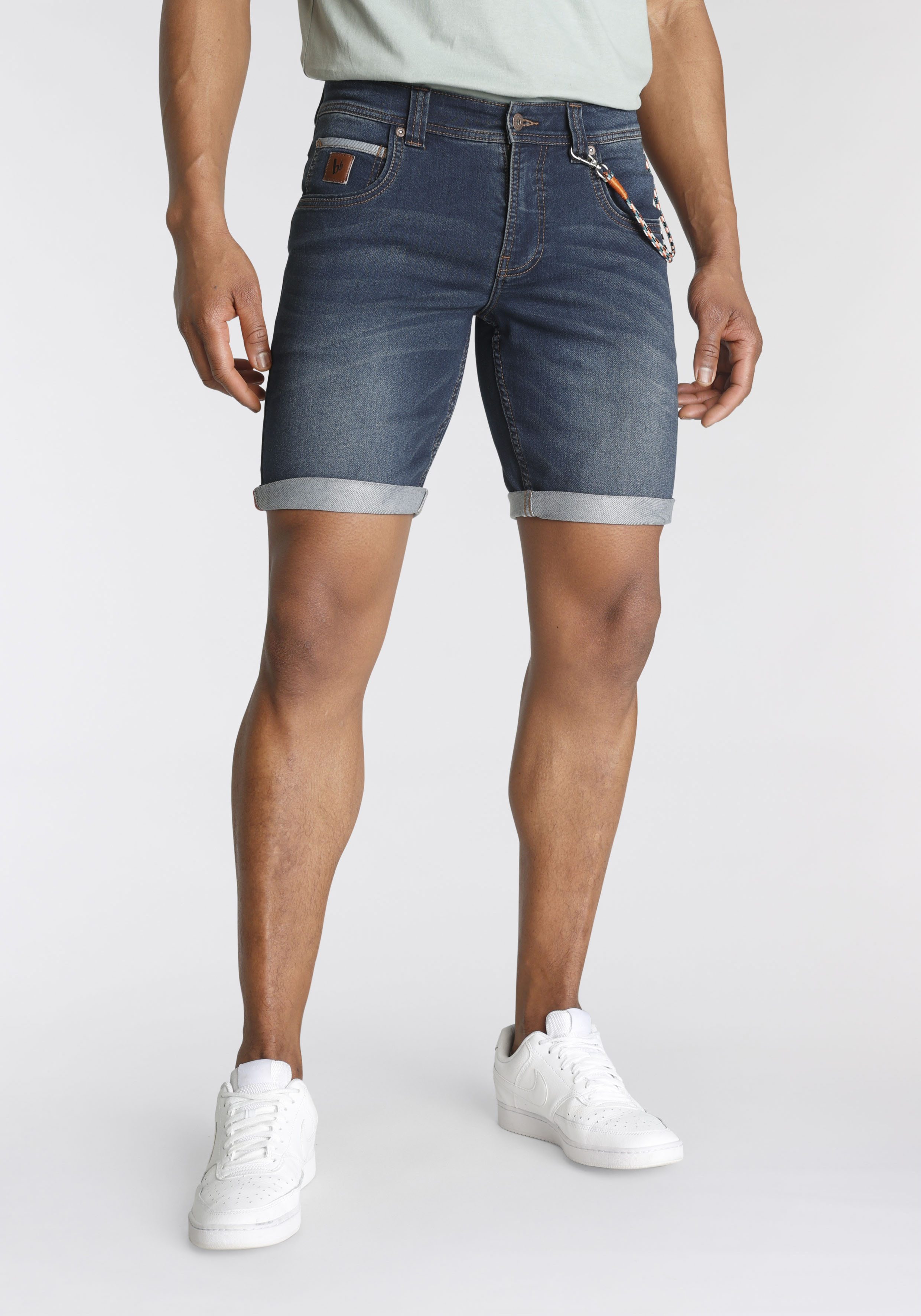 Bruno Banani Jeansshorts Set, mit Band, 2 tlg. bequemer Sitz, gerade Beinform, mit praktischen Taschen
