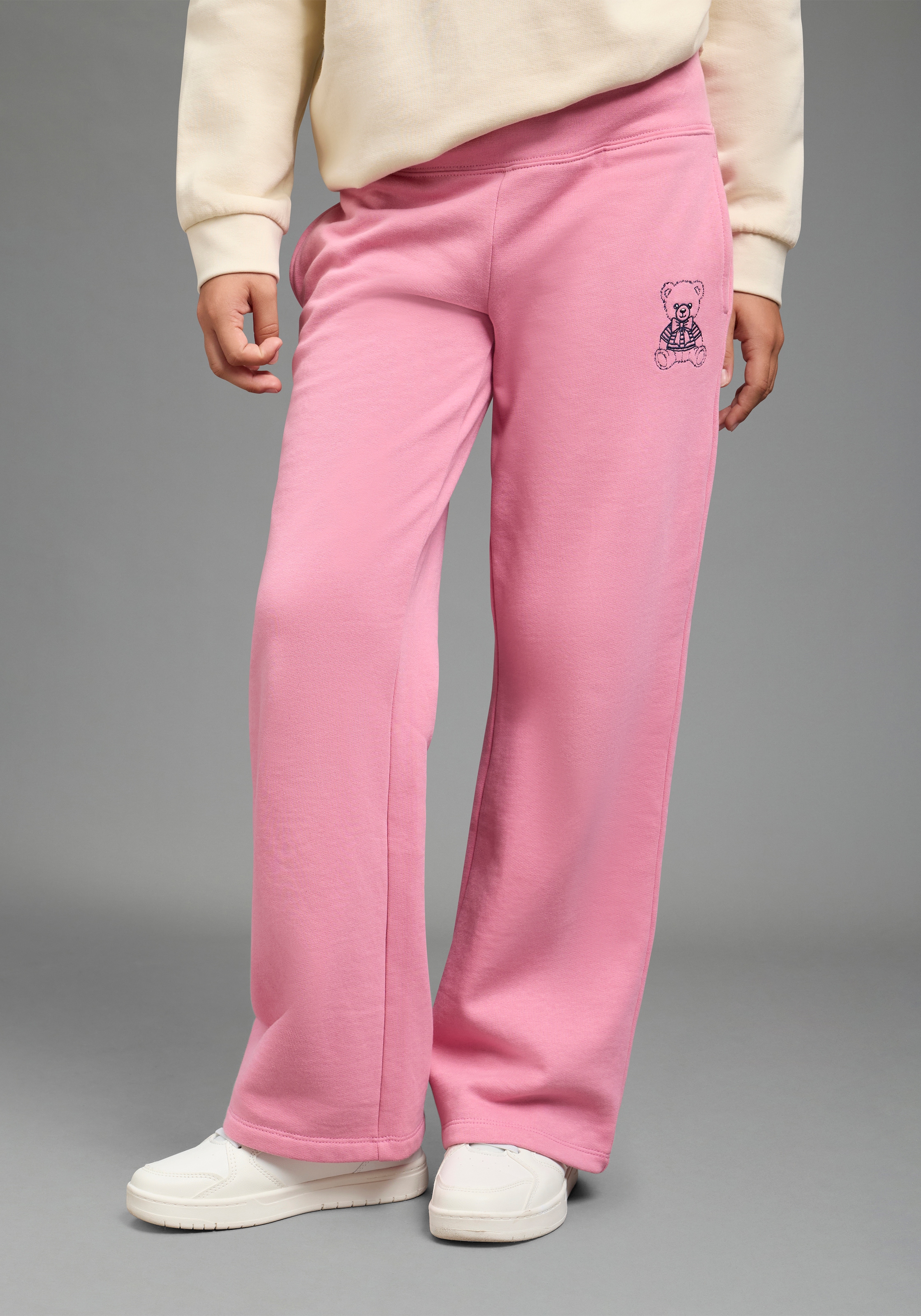 KIDSWORLD Sweathose "Weit geschnittene Sweathose mit kleiner Bär-Stickerei" Loos-fit Jogginghose mit Stickerei, weite Beinform