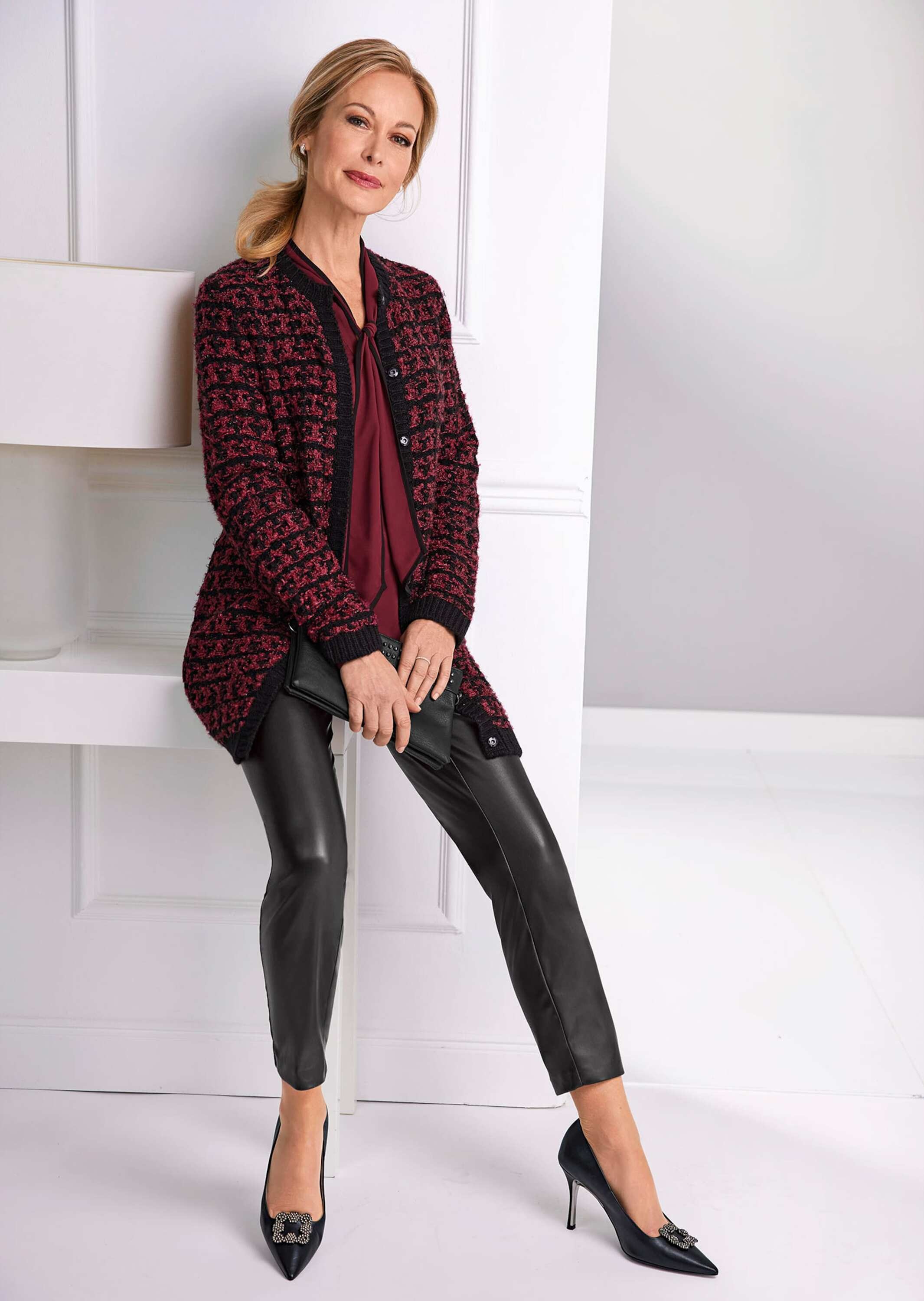 Strickjacke GOLDNER "Kurzgröße Schicker Strickcardigan mit Glanzgarn", Damen, Gr. 22, schwarz (schwarz, merlot), Obermaterial: 80% Polyacryl PAN. 14% Polyester PES. 6% Wolle WO., festlich, figurumspielend, Rippe, Strickjacken Strickjacke, Mit Glanzgarnen 3