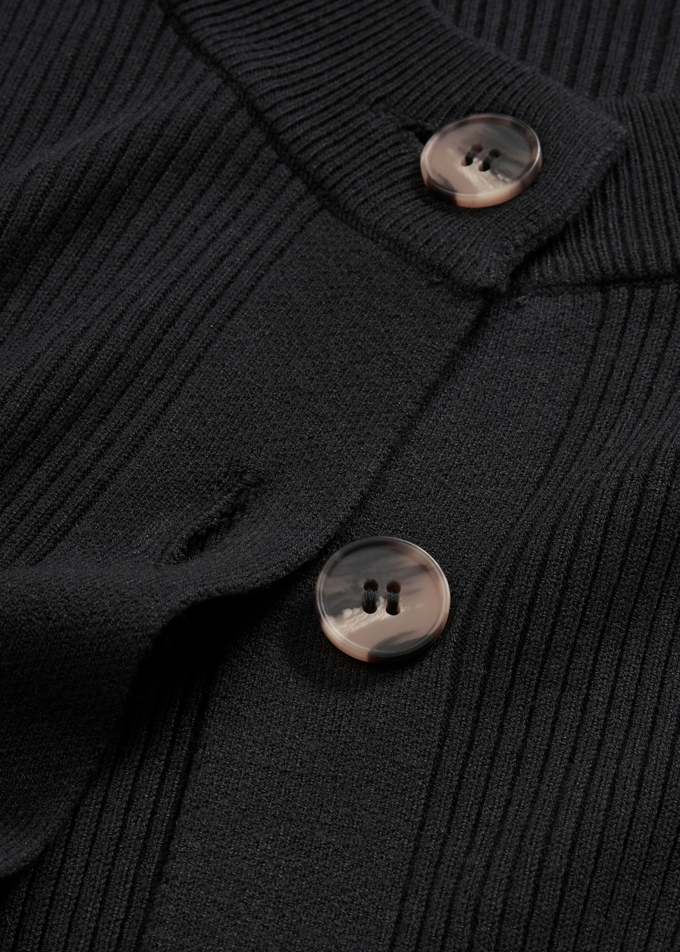 bonprix Strickjacke lässig geschnittene Passform, Ripp-Strickart, femininer Stil