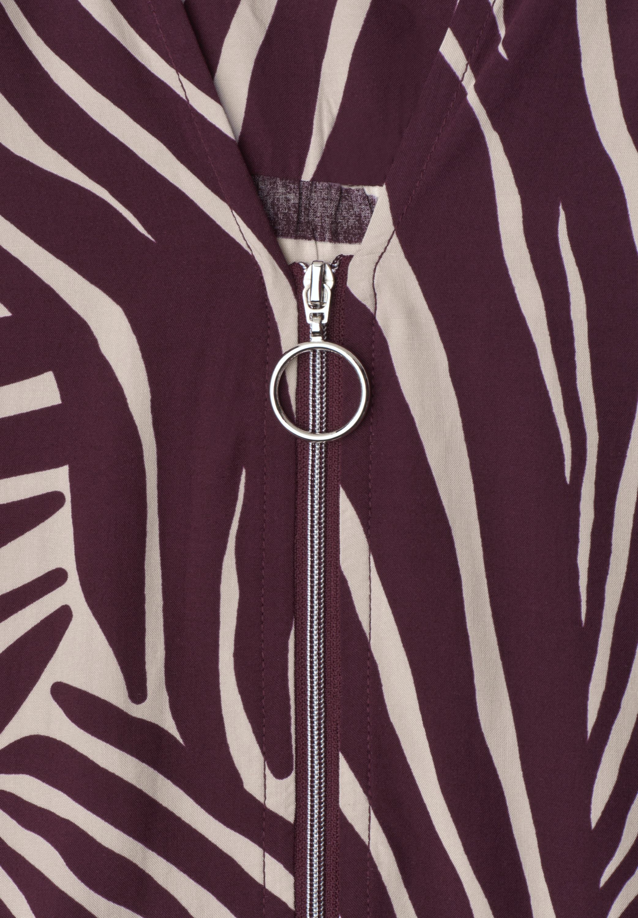STREET ONE Midikleid Eingrifftaschen Sommerkleid mit grafischem Muster/Split Neck mit Zipperdetail