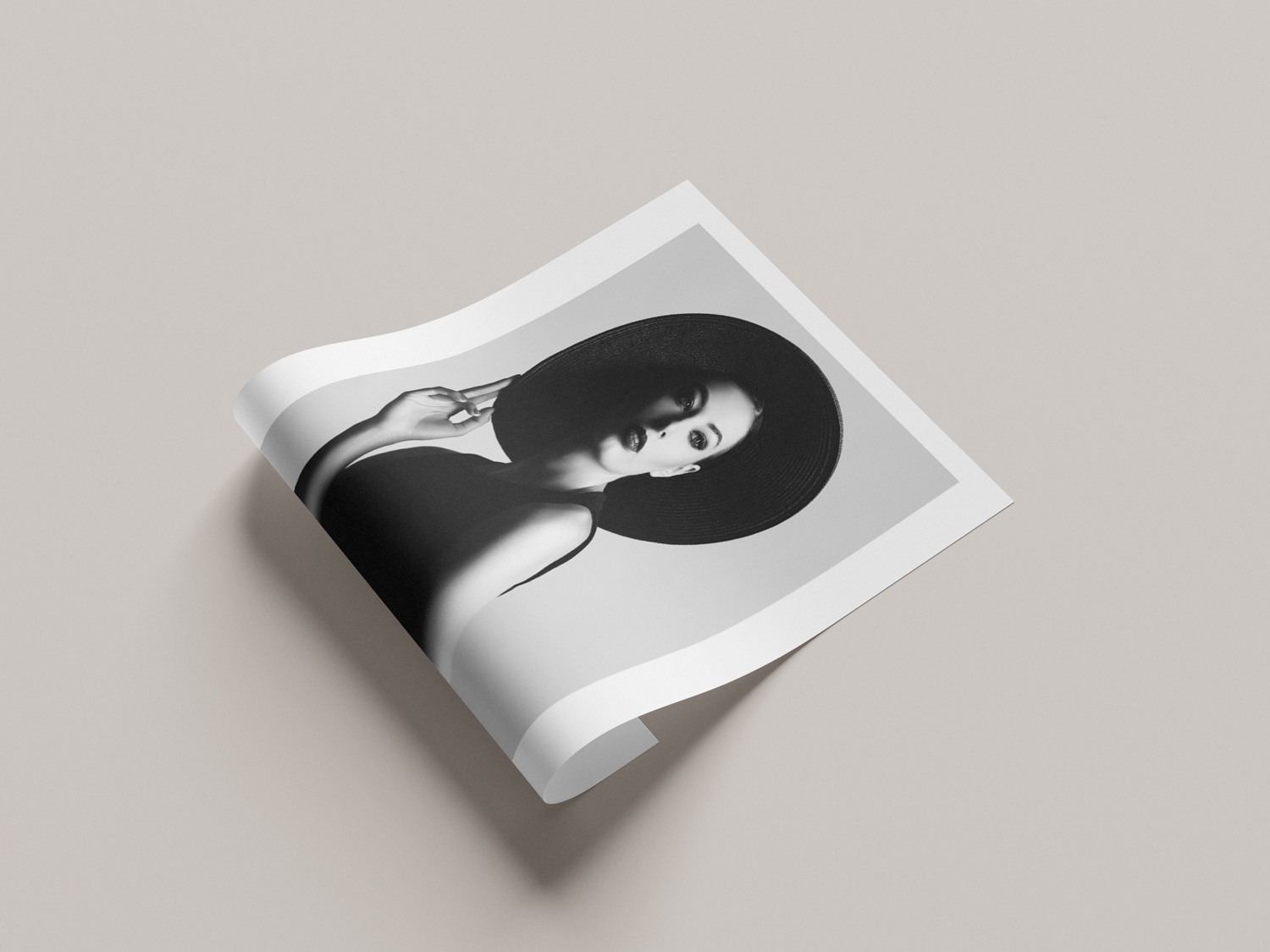 queence Bild mit Rahmen »oder Poster, Evgenia«, Bilder von Frauen-Fashion-Foto-Frau-Magazincover-Mode-Portrait-Schwarz-Weiß, (1 St.), HD Premium Druck