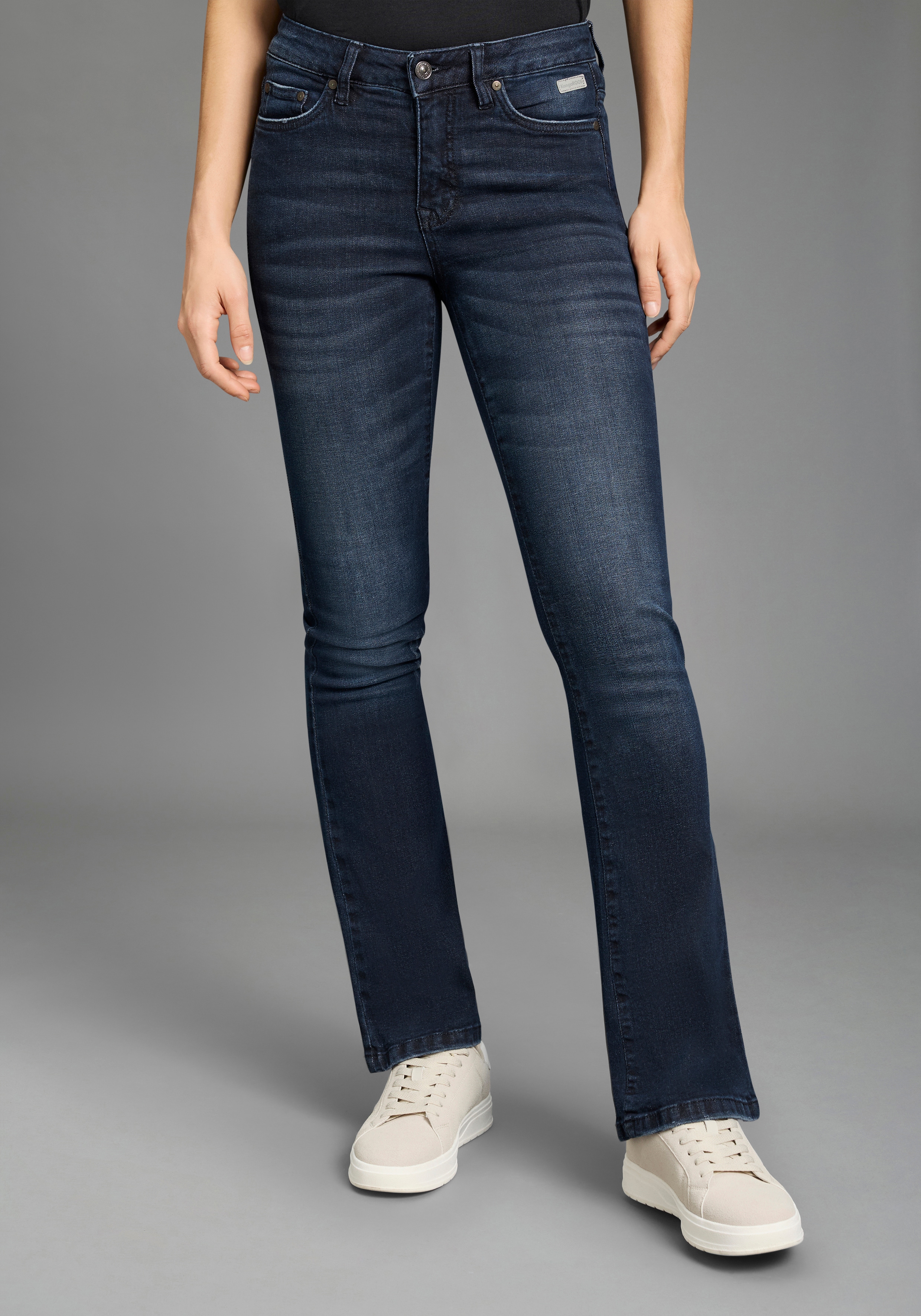 KangaROOS Bootcut-Jeans mit ausgestellter Beinform, aus Baumwolle und Elasthan