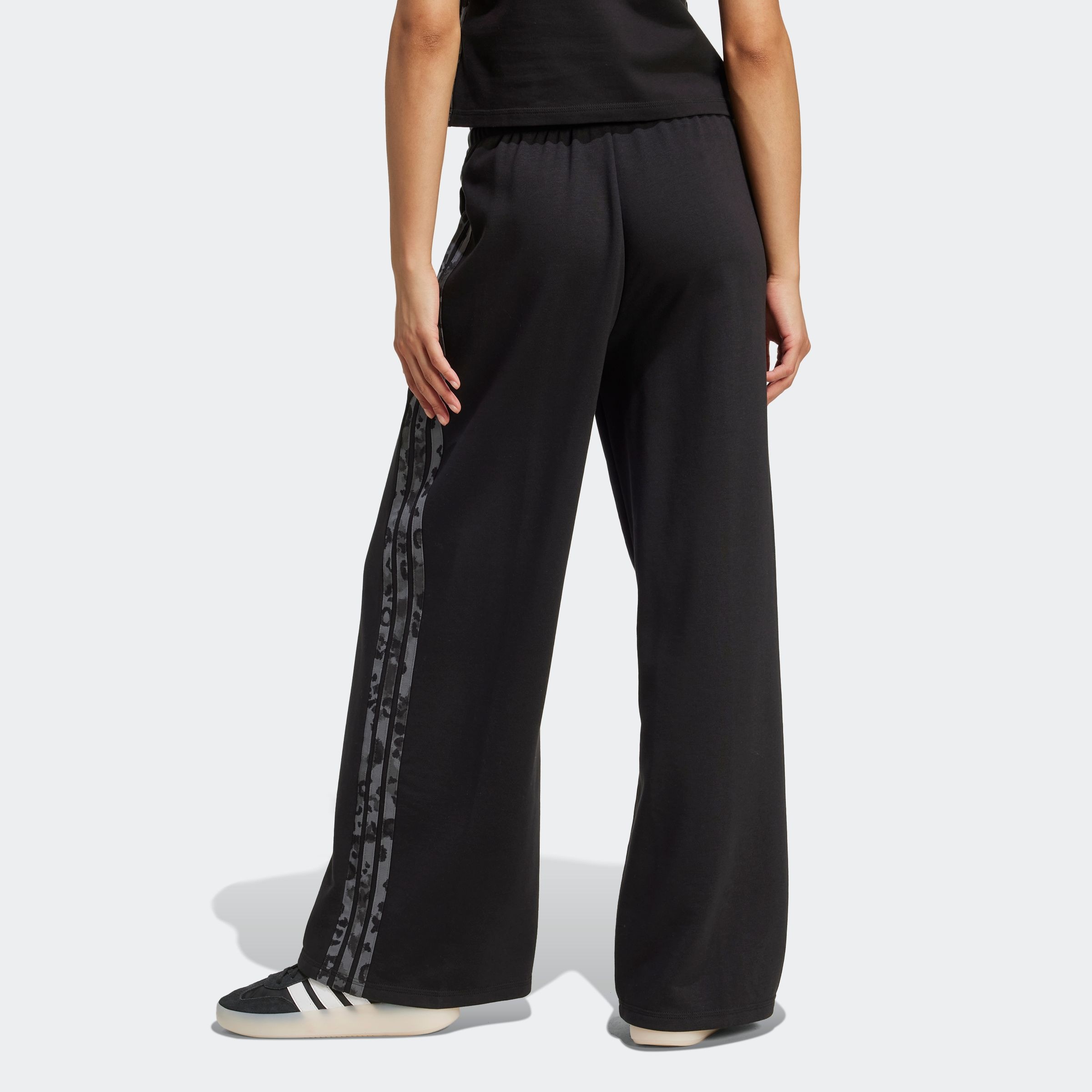 adidas Sportswear Sporthose »W AOP FT PT«, (1 tlg.), Locker geschnitten mit weitem Bein, Tierprint-Details