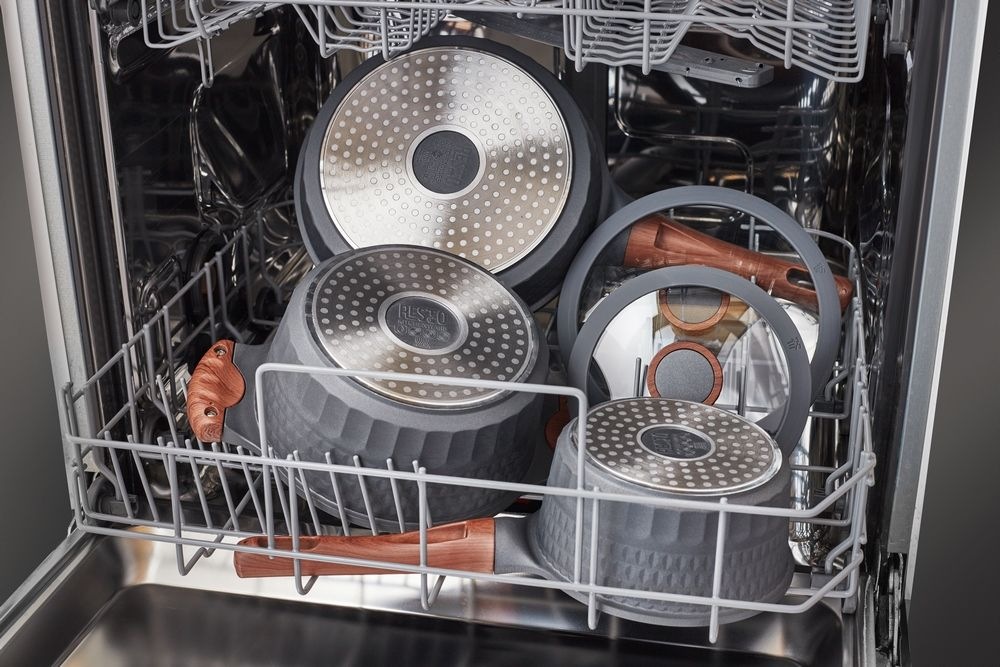RESTO Kitchenware Topf-Set »Capella mit Deckel, antihaftbeschichtet und spülmaschinenfest«, Aluminiumguss, (Set, 6 tlg., 1x Stielkasserolle Ø 16 cm, je 1x Bratentopf Ø 24 cm + Ø 28 cm), Für alle Herdarten geeignet, auch Induktion, im Geschenkkarton