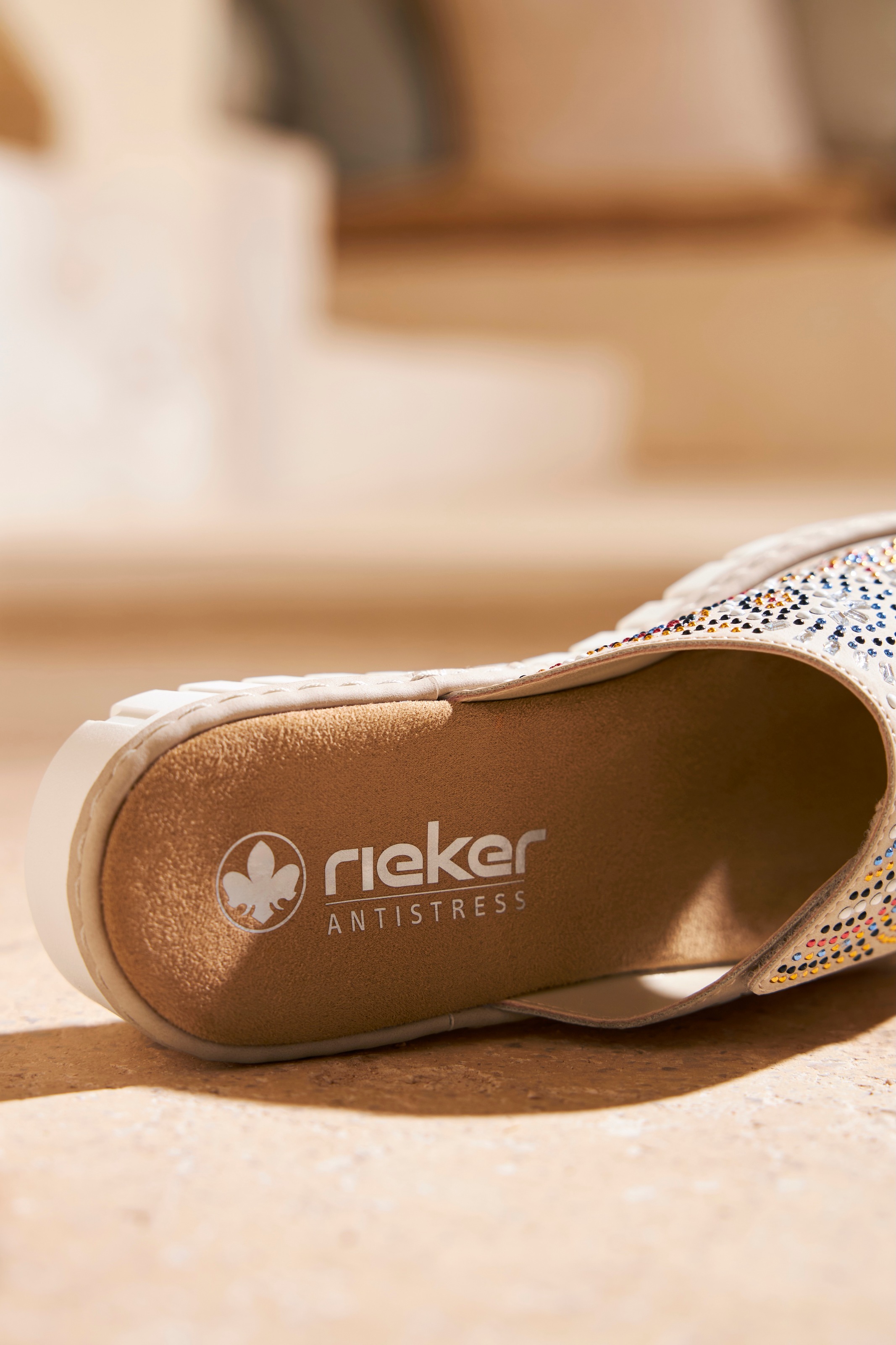 Pantolette RIEKER, Damen, Gr. 38, beige (hellbeige), Lederimitat, kontrastfarbene Details, Schuhe Pantolette, Sommerschuh, Strandschuh, Hausschuh mit regulierbarem Klettverschluss 3