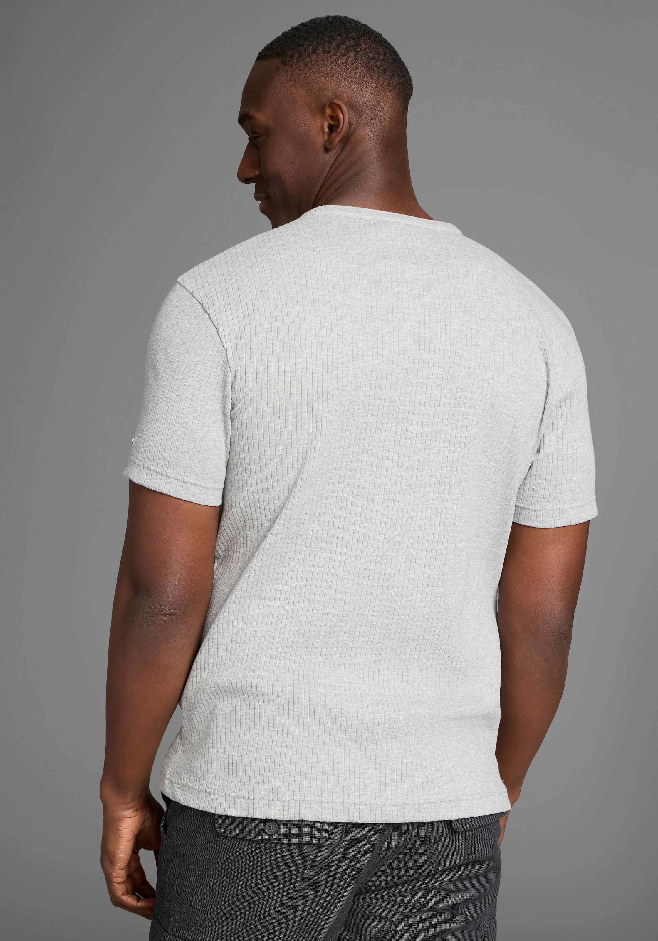 Bruno Banani Henleyshirt, in elastischer Rippenqualität