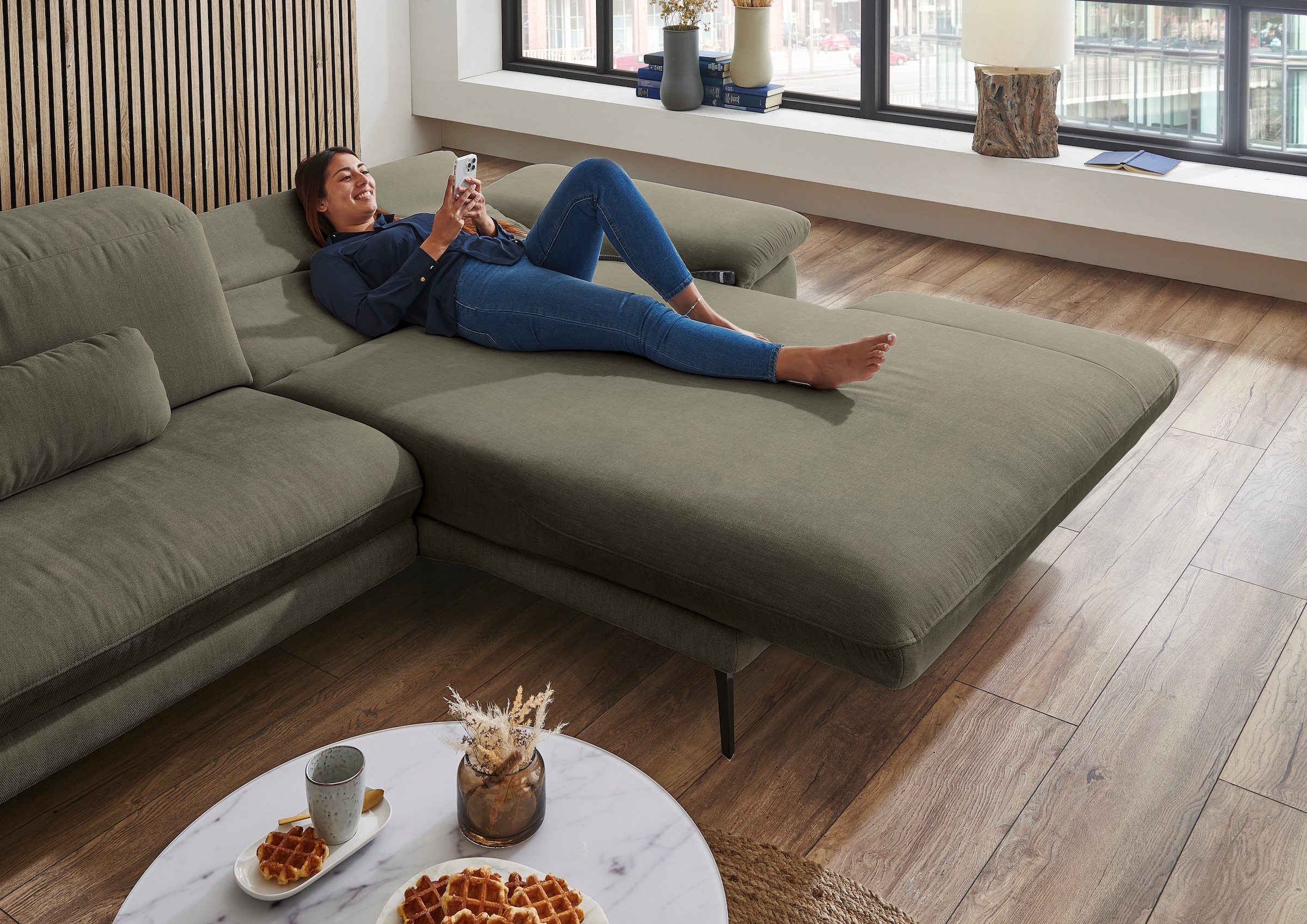 Die PlanBar Ecksofa »MP-IN22025 L-Form«, mit Kopfteilverstellung, wahlweise mit motorischem Canape