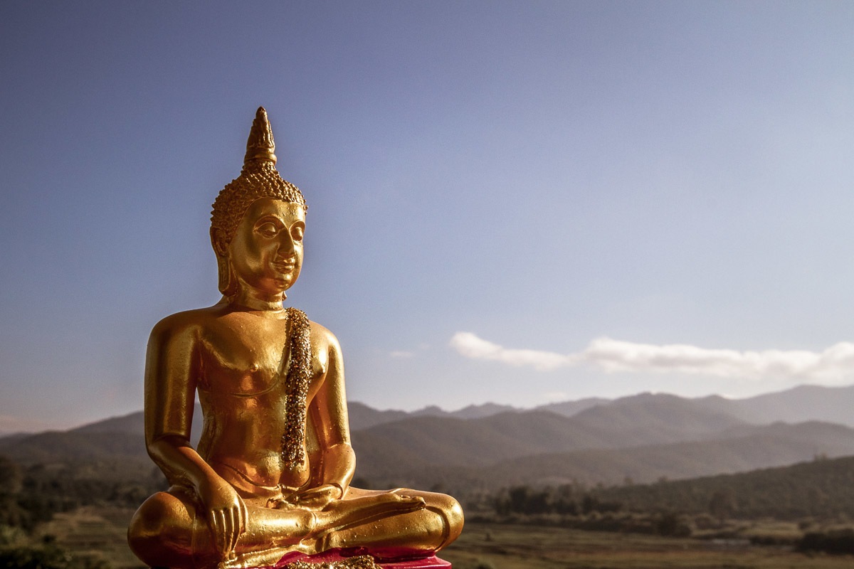 Papermoon Fototapete »Goldene Buddha-Statue«